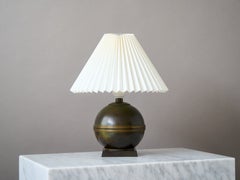 Lampada da tavolo Art Déco a forma di mappamondo in bronzo di GAB Guldsmedsaktiebolaget, Svezia, anni ’30.