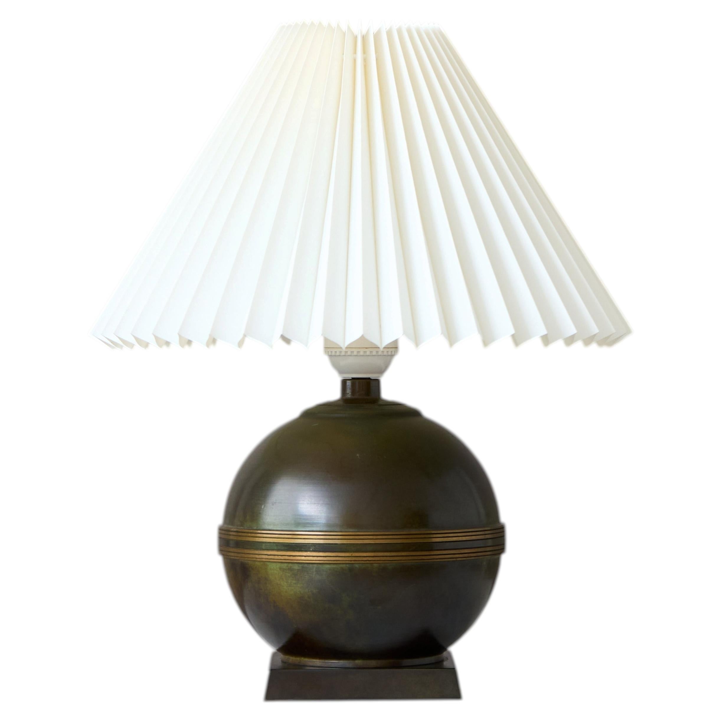 Lampada da tavolo Art Déco a forma di mappamondo in bronzo di GAB Guldsmedsaktiebolaget, Svezia, anni ’30.