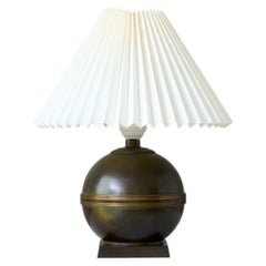 Lampada da tavolo Art Déco a forma di mappamondo in bronzo di GAB Guldsmedsaktiebolaget, Svezia, anni ’30.