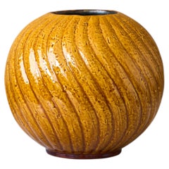 Vaso a forma di globo in gres Art Déco giallo, di Gunnar Nylund. Rorstrand, Svezia, anni '1930