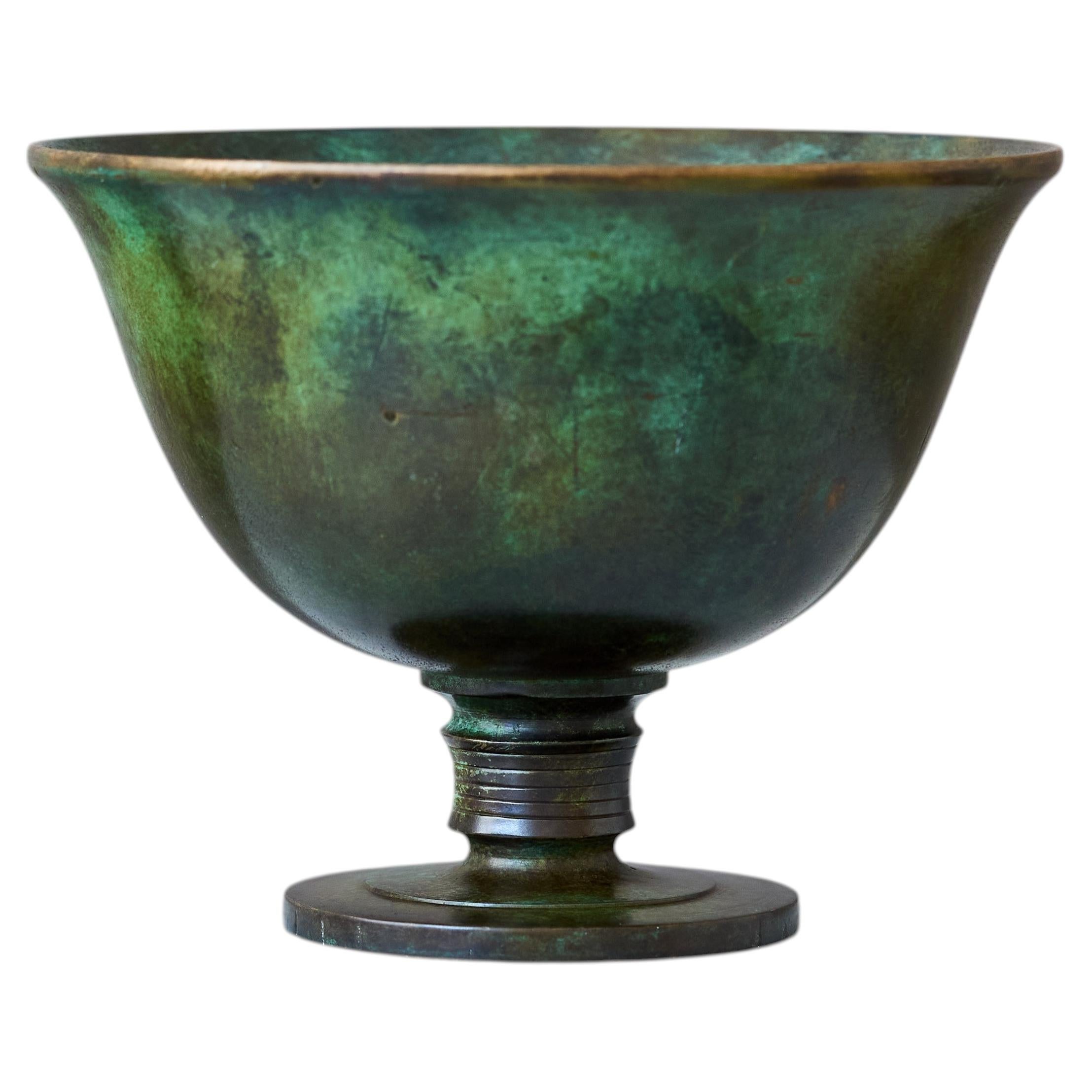 Cuenco de bronce Art Déco con pie, una pieza poco común de GAB Guldsmedsaktiebolaget, Suecia, década de 1930.