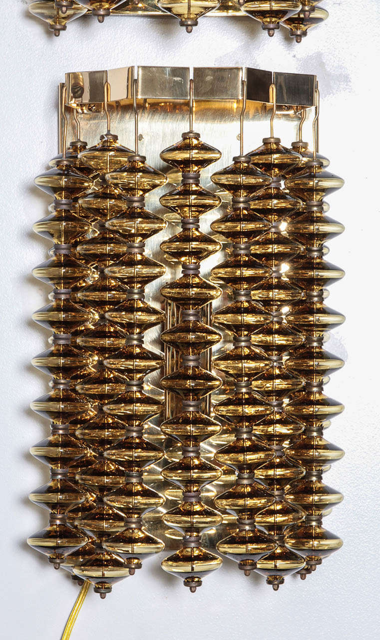 Seltenes Paar von Bernsteinglas-Lampen auf polierten Messingplatten von Hans-Agne Jakobsson. Jede Leuchte ist für den Einsatz in den USA umverdrahtet und verfügt über zwei Glühbirnen.