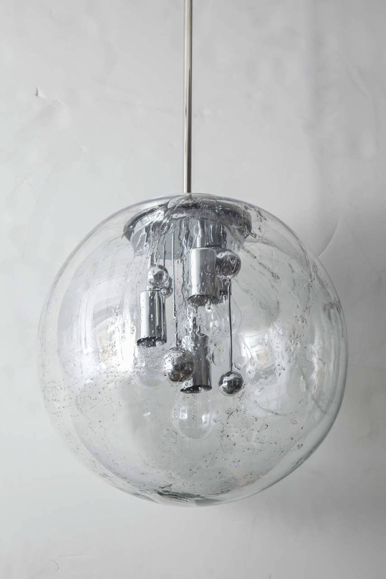 Extra large Murano glass globe with light grey glass veining inclusion. Pendant features four-light sources and suspended chrome sputnik spheres. Rewired for use in the USA.

1 in Chrome finish
1 in Brass finish