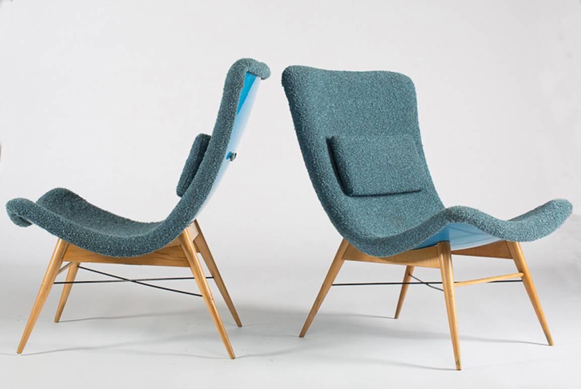 Easy chair by Miroslav Navratil, manufactured in Czech by Cesky Nabytek, 1959. Original wooden base, fiberglass shell seating with new upholstery.
Removable pillow on leather straps.