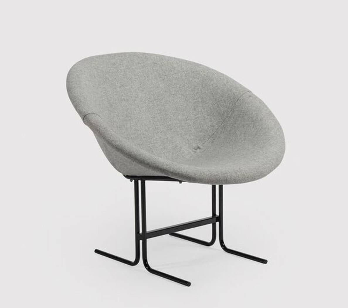 Single hoop chair with black lacquered metal frame and new Kvadrat upholstery.
Minimal, simple line, very comfortable.