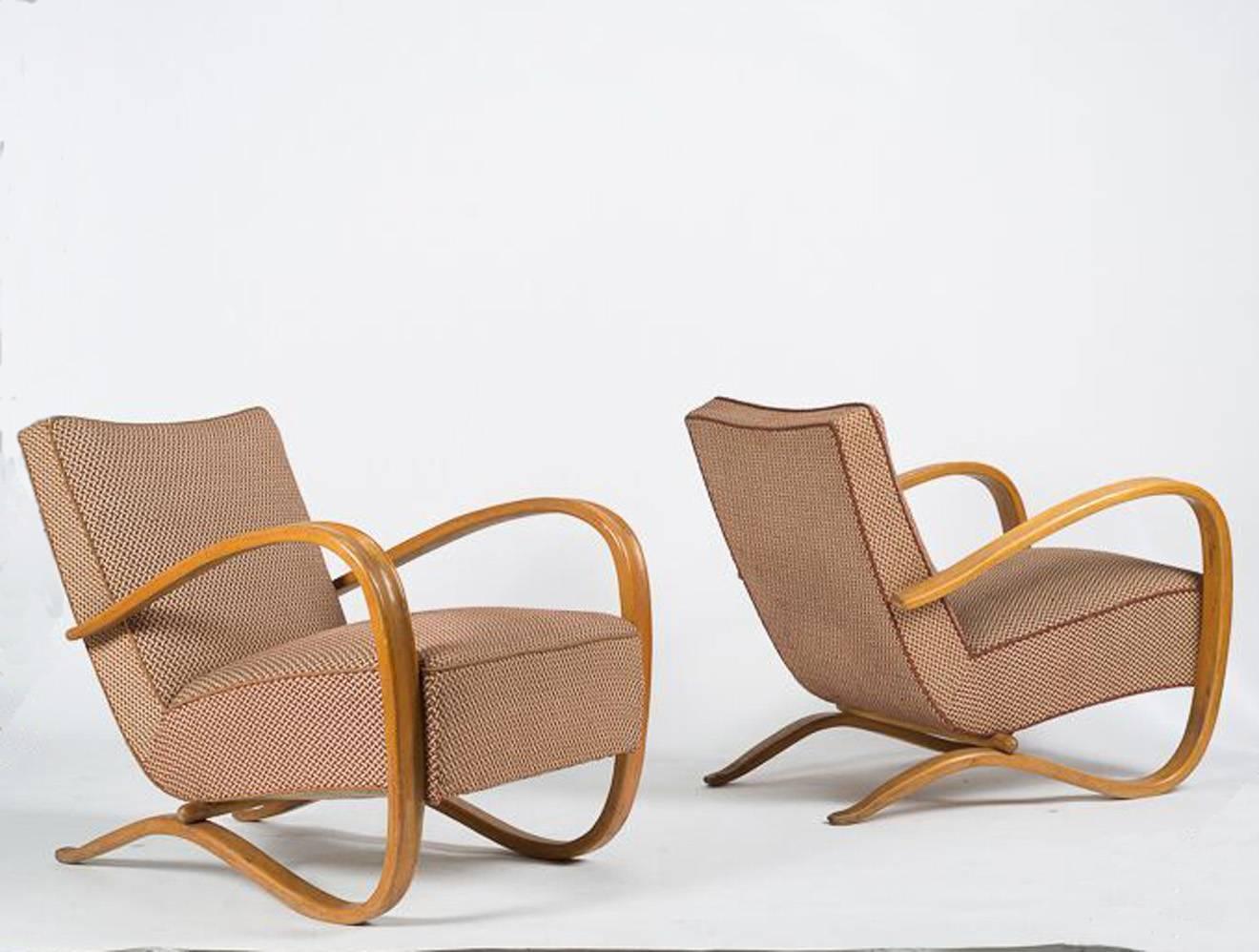 Single lounge chair from the 1930s designed by Jindrich Halabala for UP Zavody, Brno. Beech cantilevered bentwood frame. Excellent original condition including the upholstery.