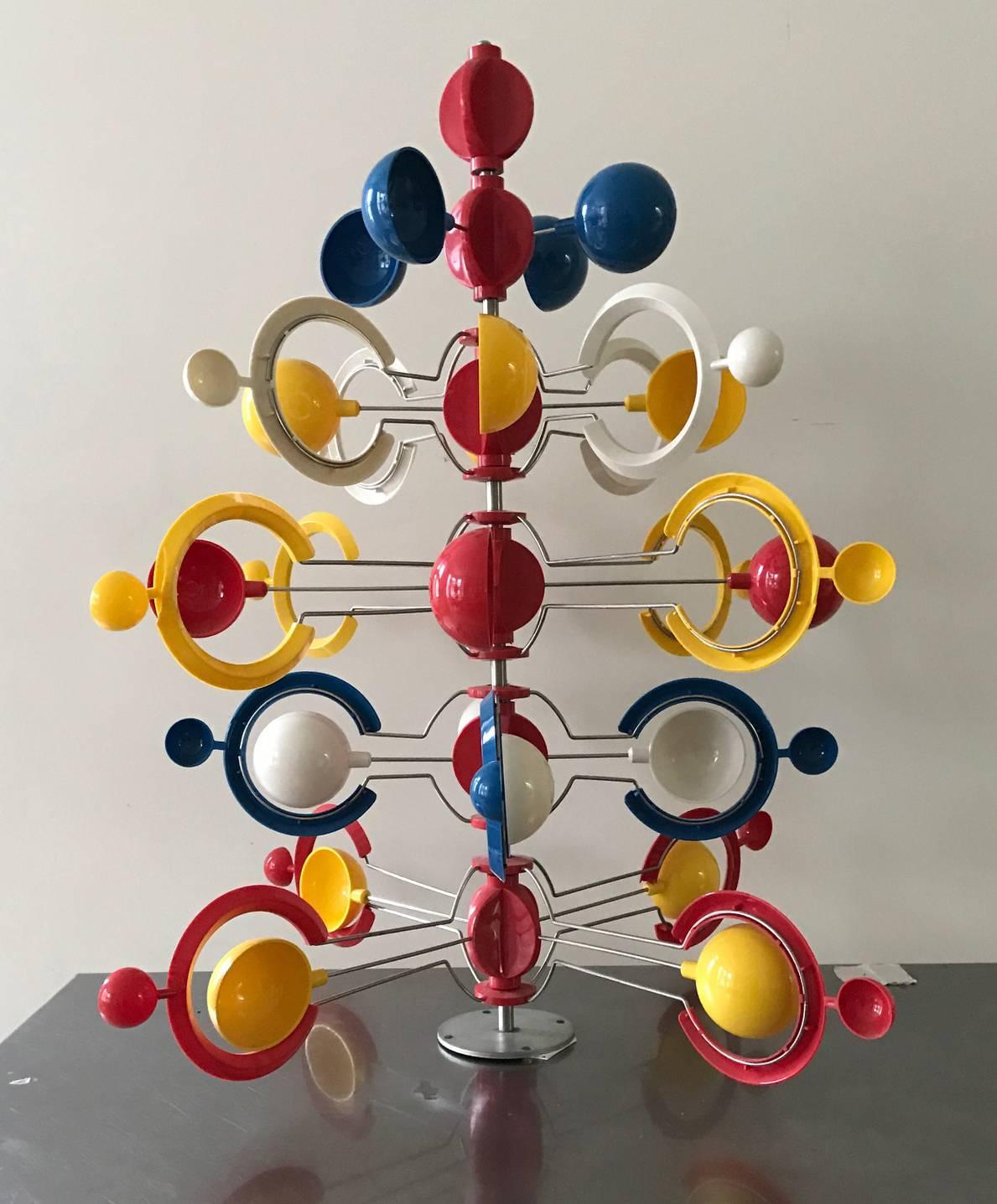 Windspel-Energiepyramide, entworfen von Cesar Manrique. Lustige, bunte, kinetische Skulptur, die ursprünglich für einen Skulpturenpark auf Lanzarote entworfen wurde. Dies ist eine
