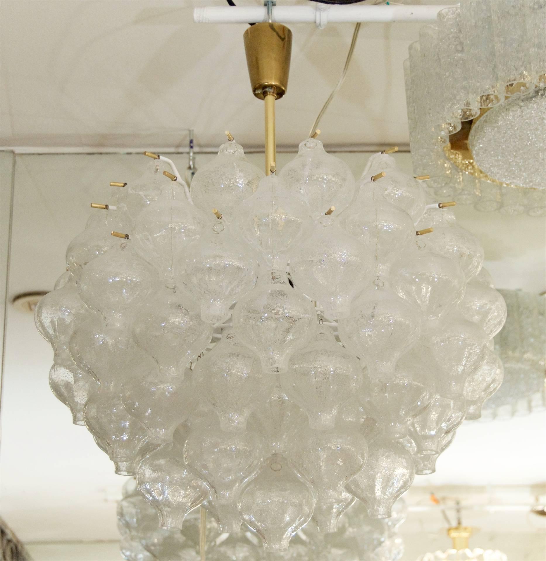 Grand Scale Tulipan Chandelier In Excellent Condition In Stamford, CT
