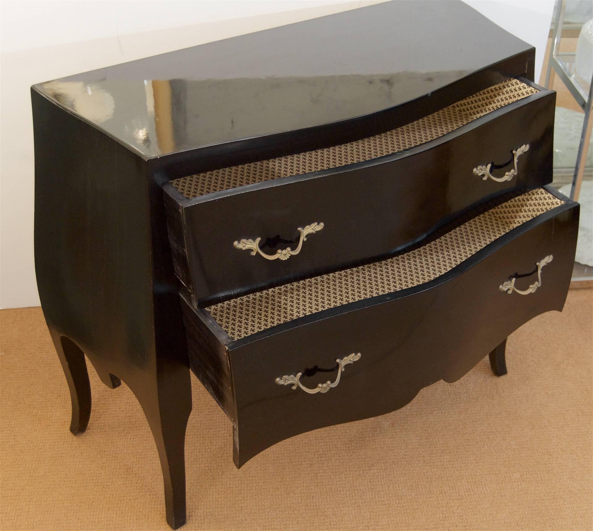 Black Lacquer Bombé Chest In Excellent Condition For Sale In Stamford, CT
