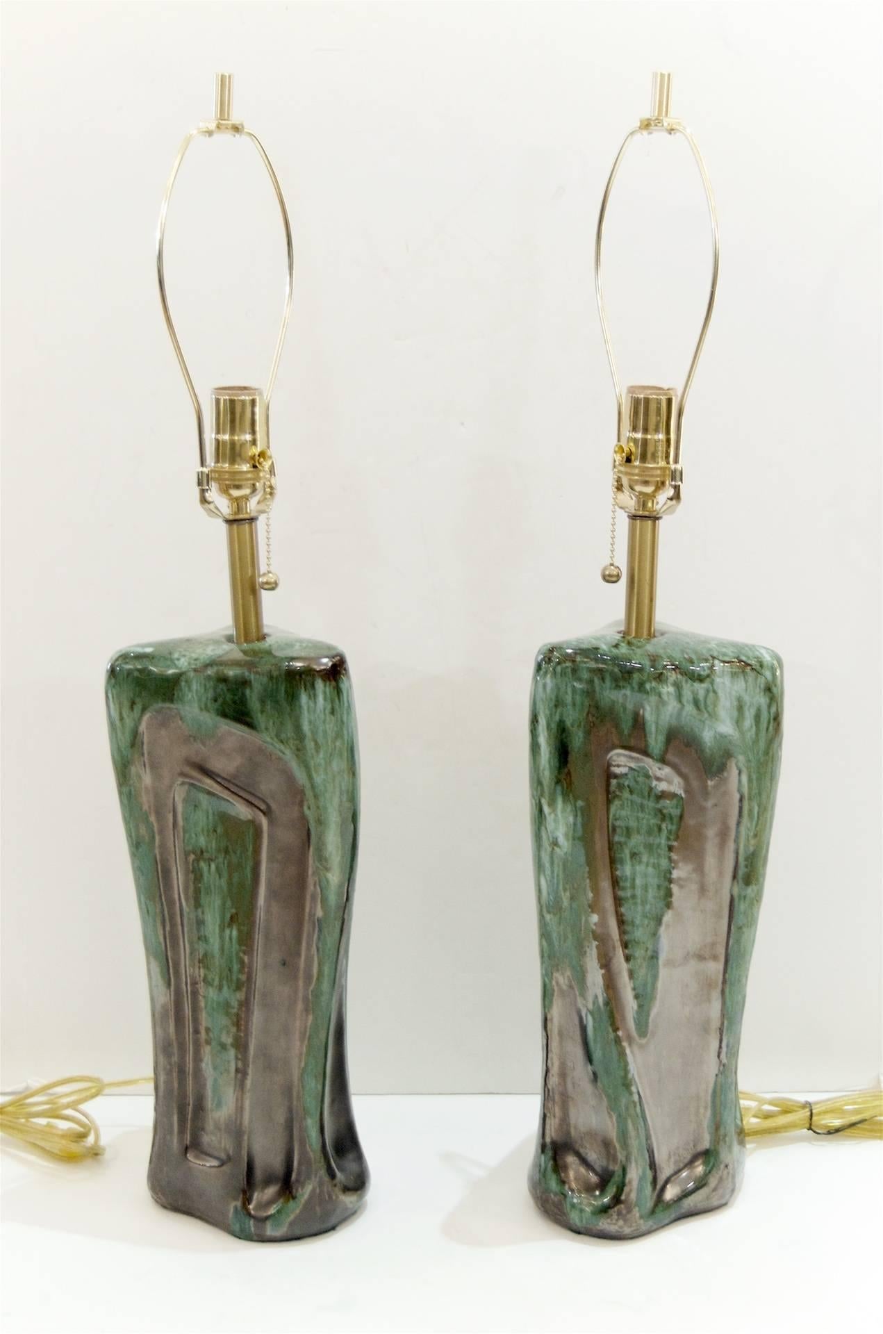 A pair of organic form glazed table lamps by Sheldon Gants for Kroywen Ceramics. The green glaze has a malachite like texture and the graphite has an iridescent appearance. 

Takes one medium base bulb up to 100 watts. New wiring.

Height listed