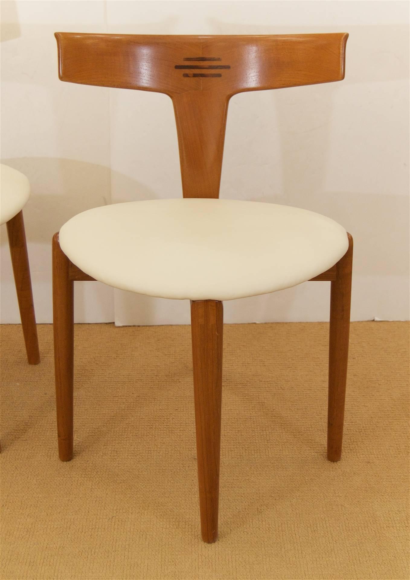 Pair of Moreddi Teak Side Chairs in Cream Leather In Excellent Condition In Stamford, CT