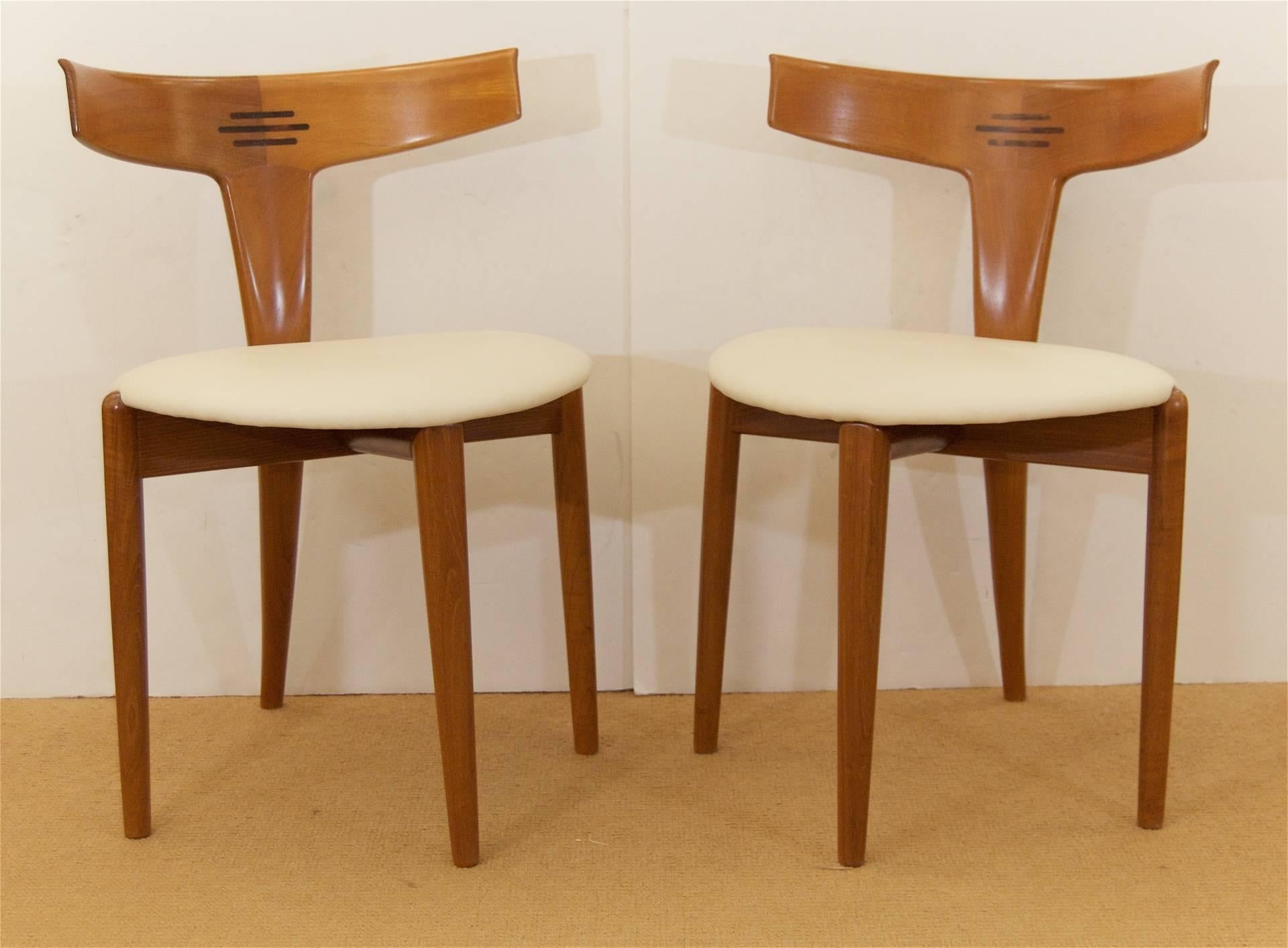 Mid-Century Modern Pair of Moreddi Teak Side Chairs in Cream Leather