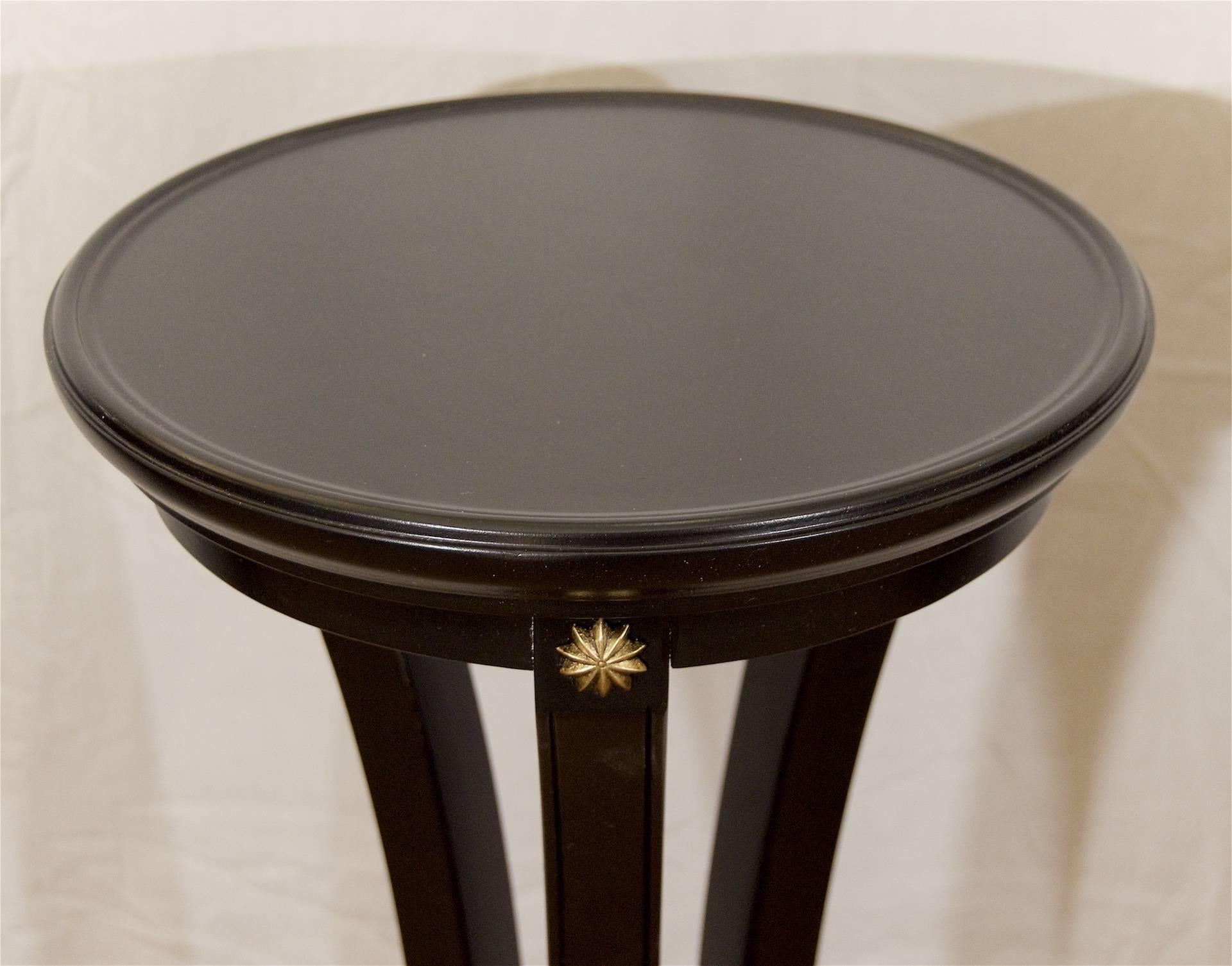 Pair of Black Lacquer and Gilt Pedestals In Excellent Condition For Sale In Stamford, CT