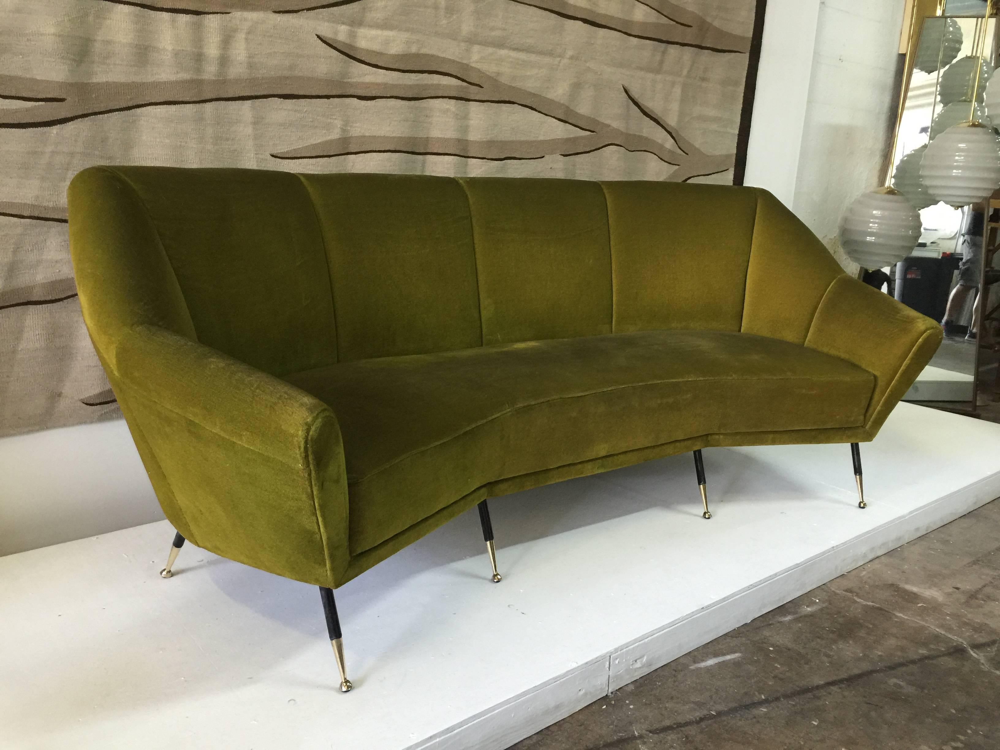 All vintage, original green velvet in very nice "ready to use" condition, this slightly curved sofa just arrived from Italy. This is the original condition, we can reupholster with your fabric at additional cost.

Geometric design and