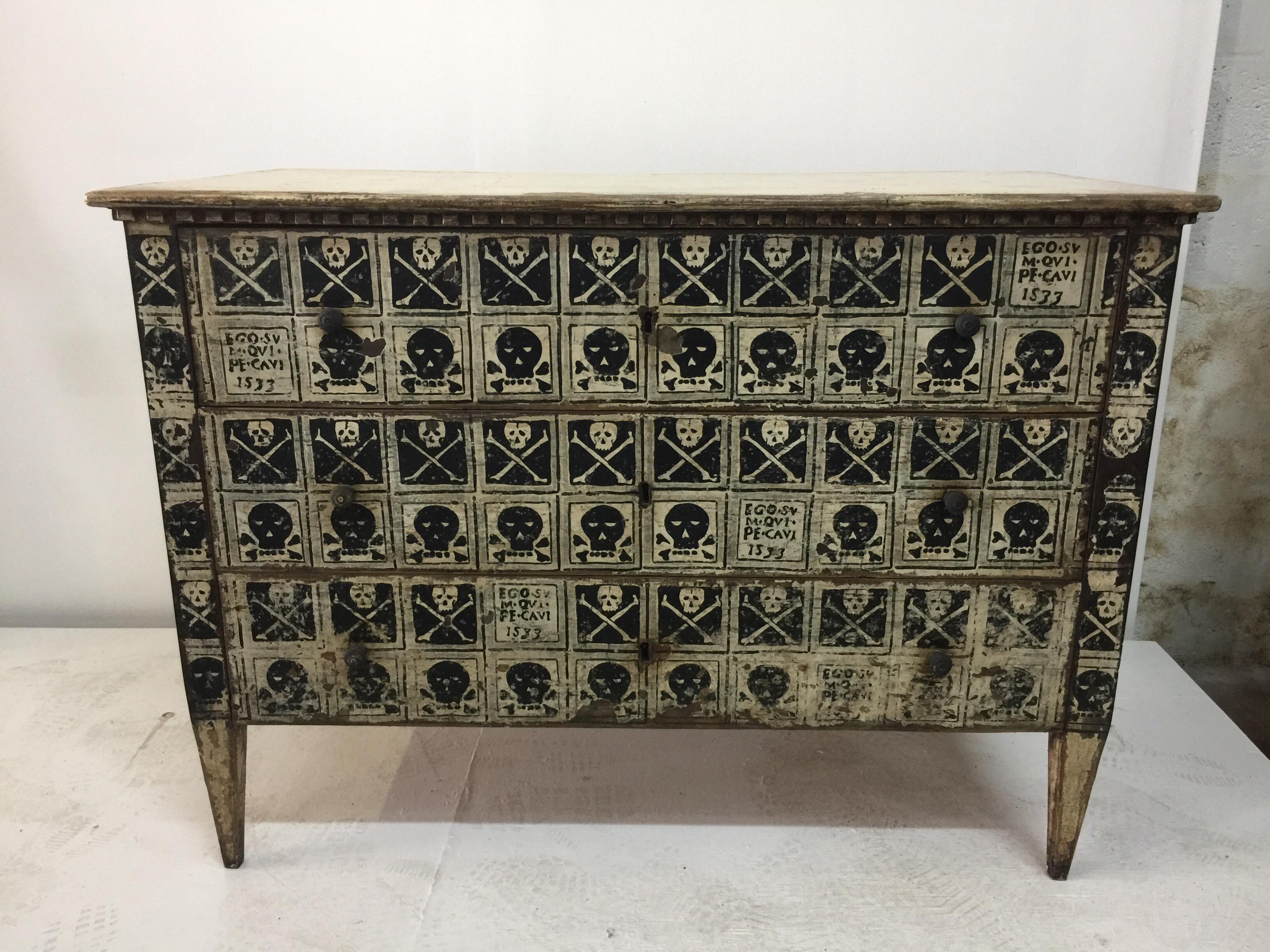 Portugiesischer Memento Mori Schrank mit bemaltem Totenkopf 6