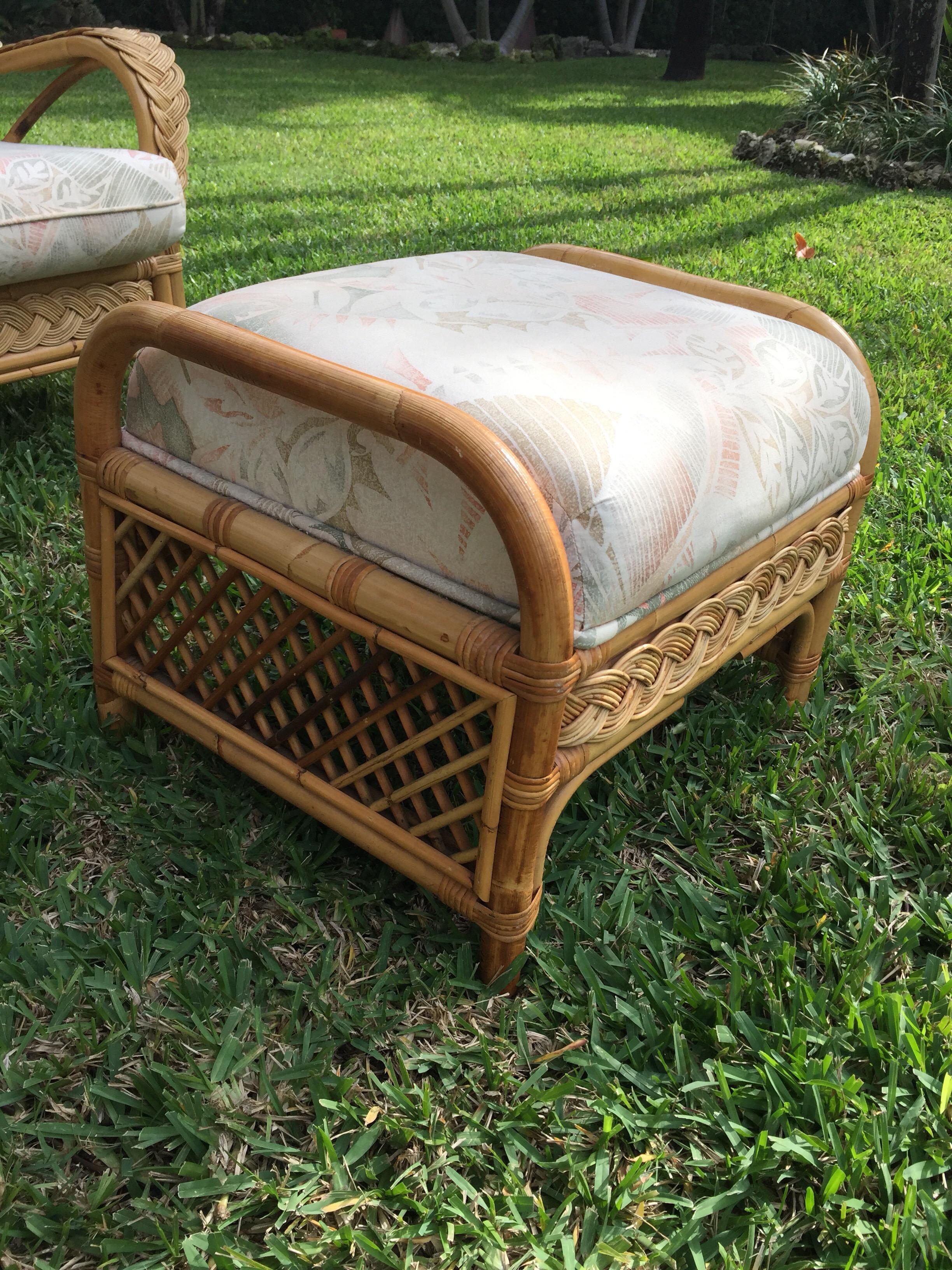 Très bien conçu et très robuste. Il s'agit d'un ensemble vintage de 2 chaises et 2 ottomans. Super chic et confortable, en bambou et rotin tressés, provenant d'une propriété de Palm Beach.

Dimensions des ottomans : 17 pouces de haut, 22 pouces de