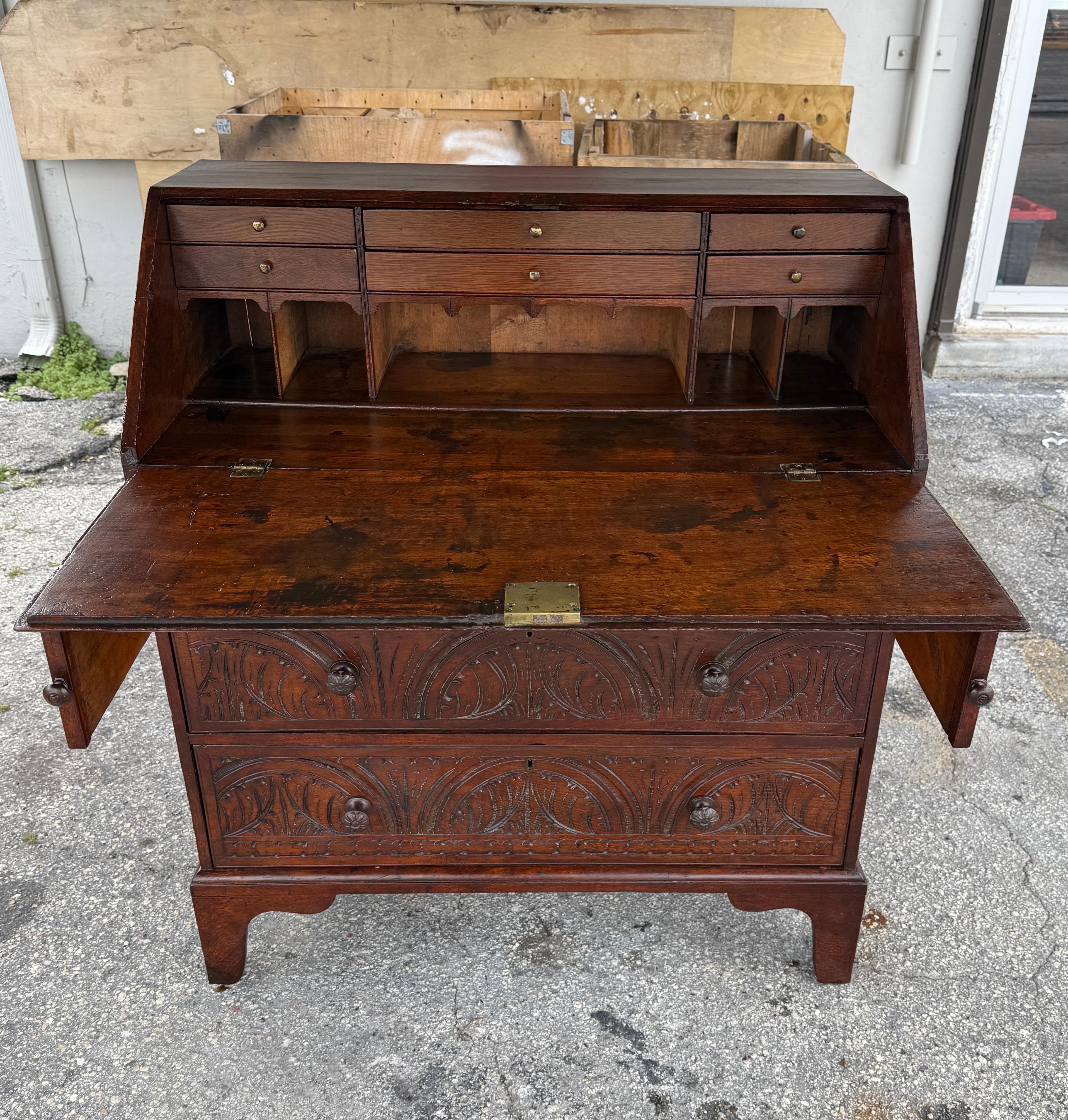 Scrivania inglese con fronte a cascata in Oak intagliato, circa 1800 in vendita 8
