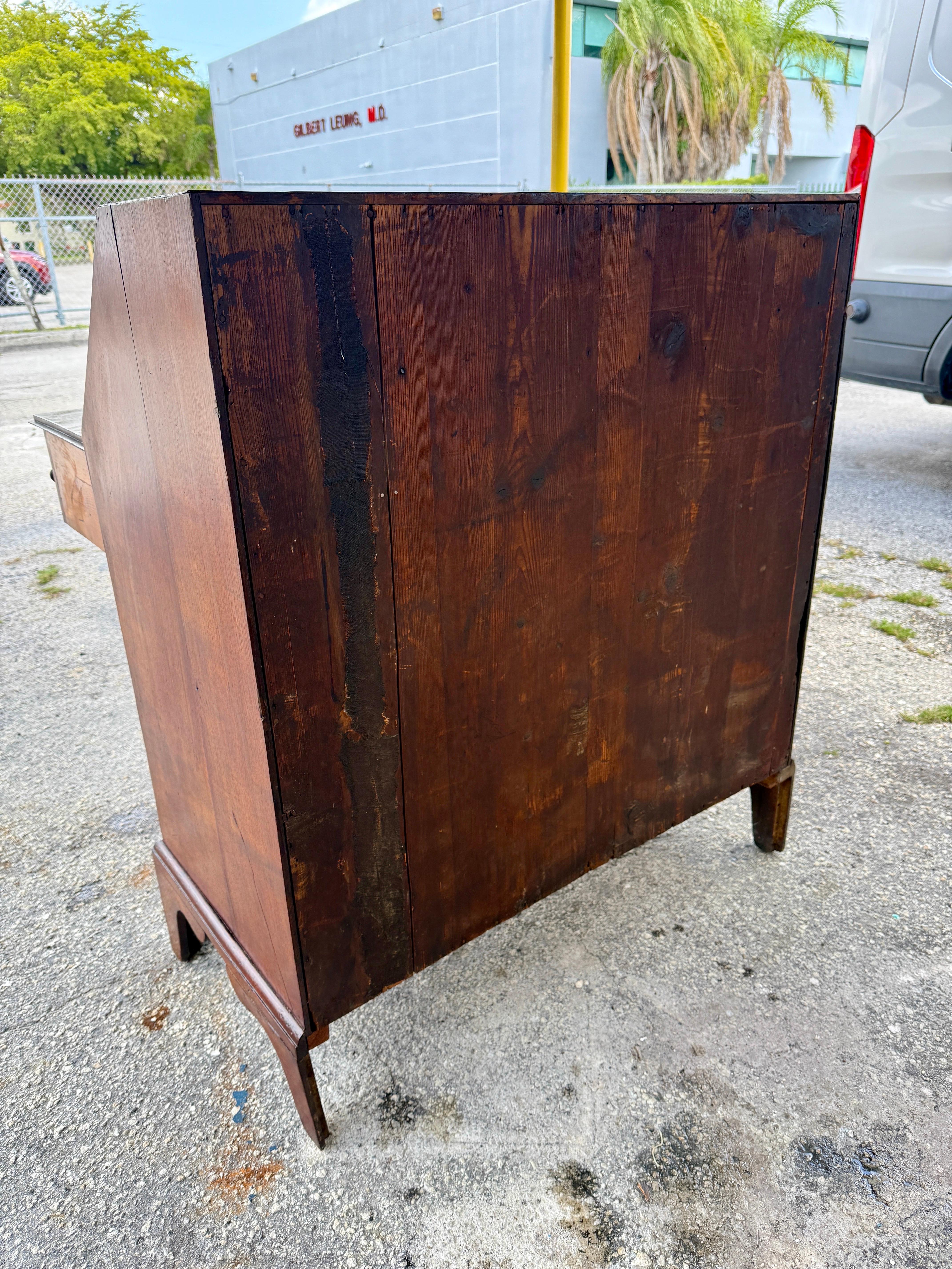 Scrivania inglese con fronte a cascata in Oak intagliato, circa 1800 in vendita 9