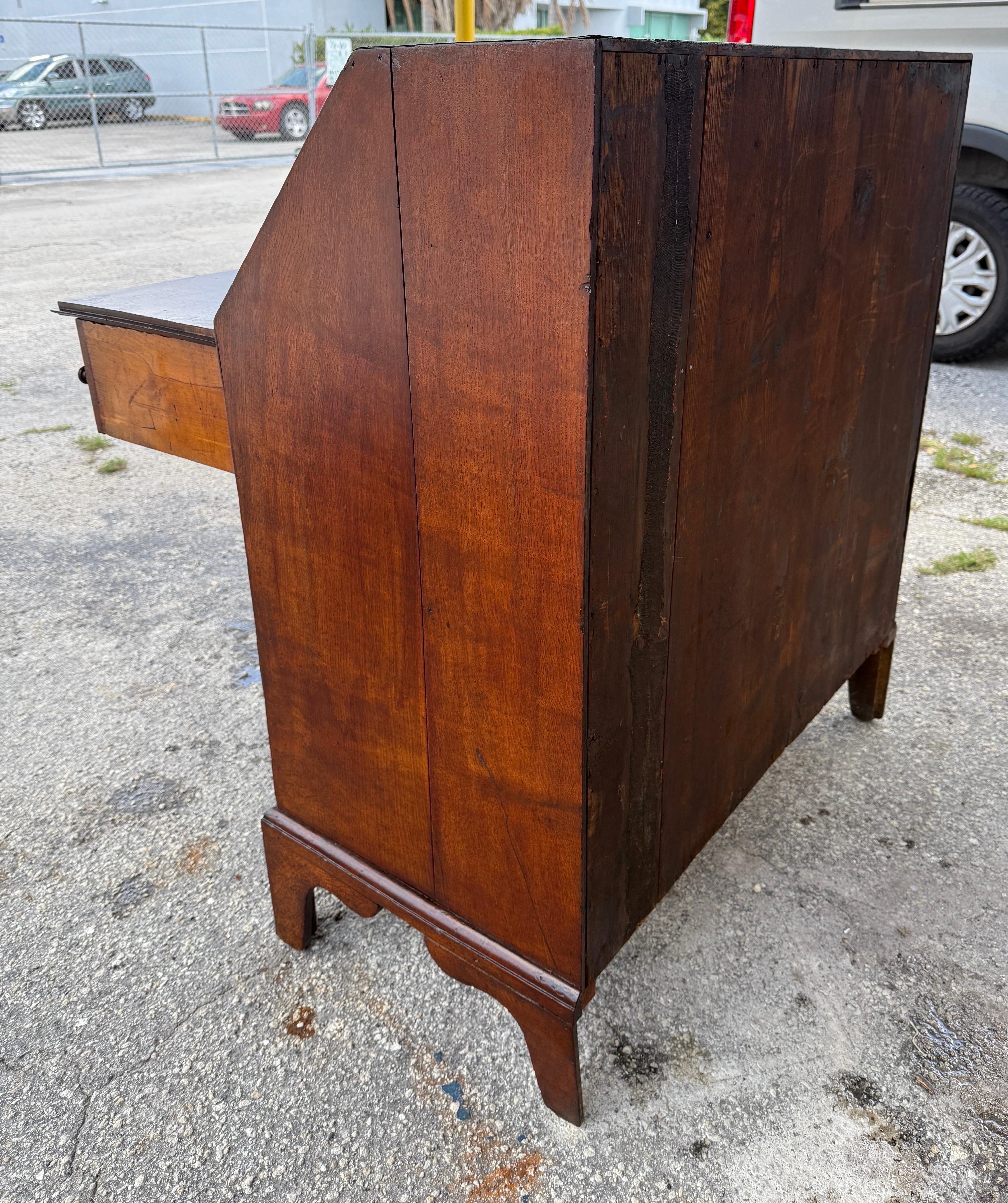 Scrivania inglese con fronte a cascata in Oak intagliato, circa 1800 in vendita 10