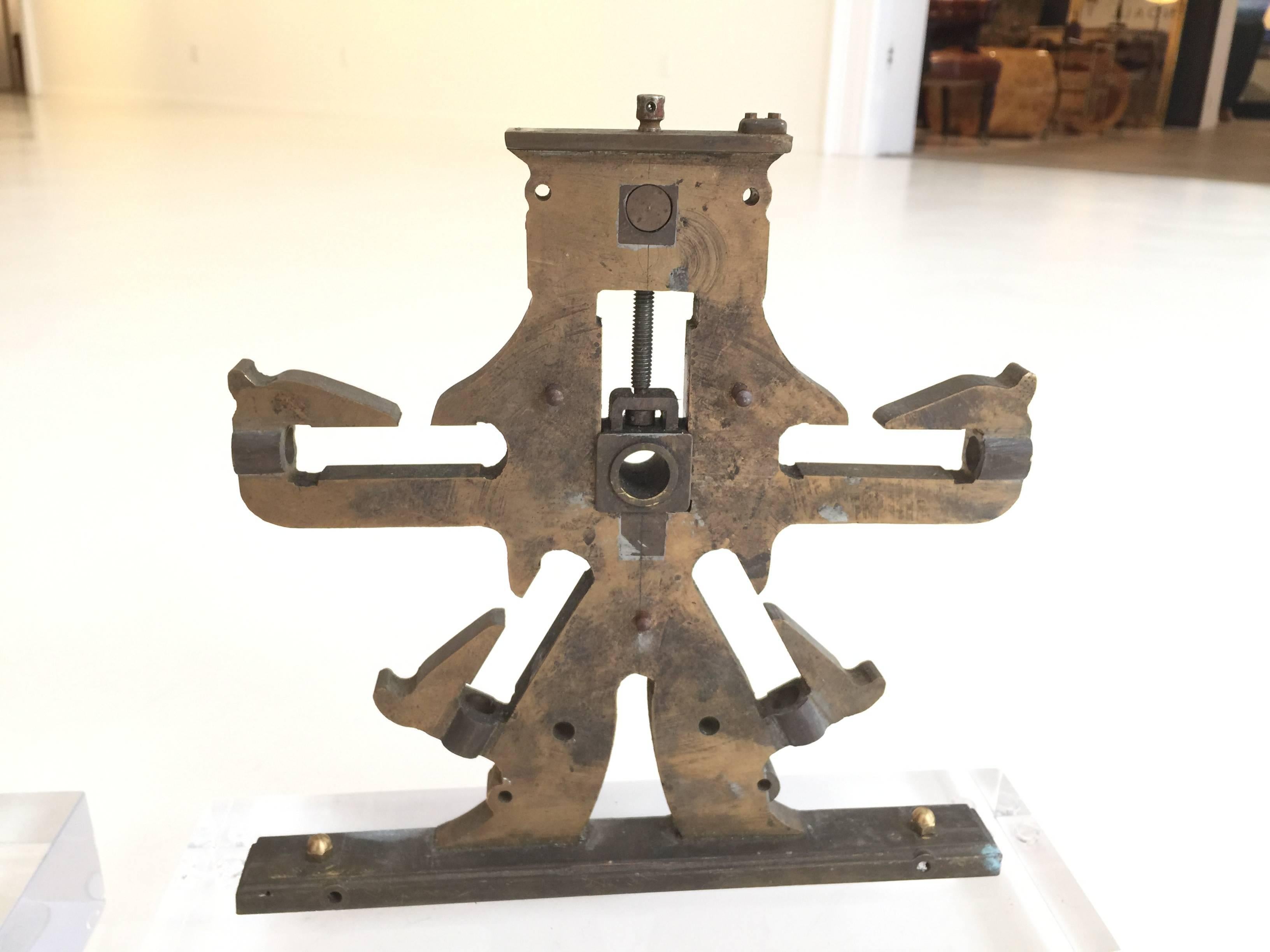 Antike mechanische Objekte auf Lucite-Ständer, Buchstützen (amerikanisch) im Angebot