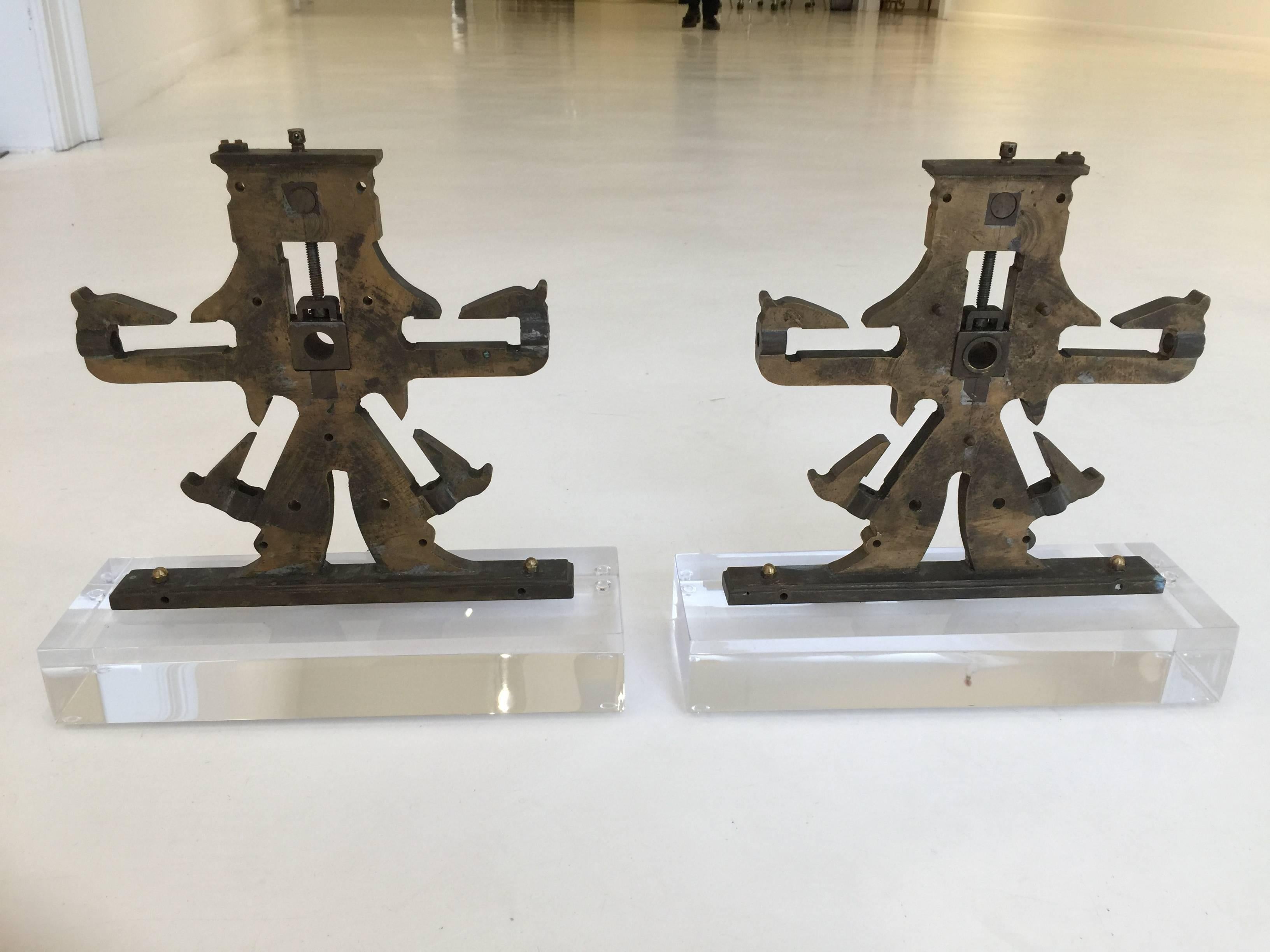 Antike mechanische Objekte auf Lucite-Ständer, Buchstützen im Zustand „Gut“ im Angebot in East Hampton, NY