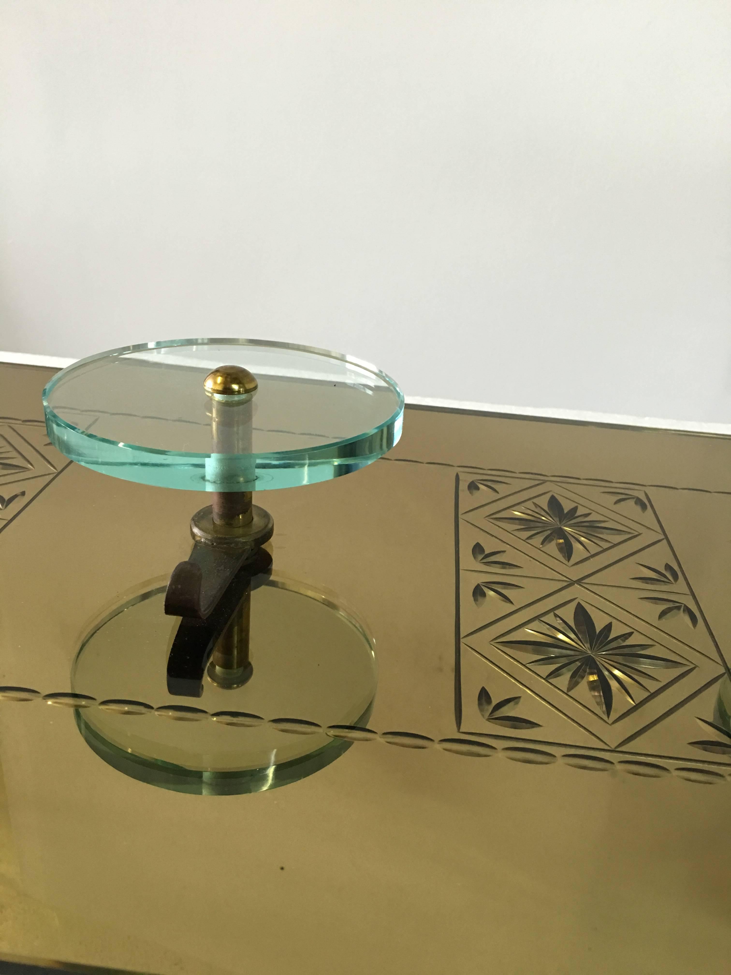 Questo appendiabiti da parete dal design ricco è dotato di vetro acidato e verniciato in oro. Tutto originale - ottone e vetro spesso.