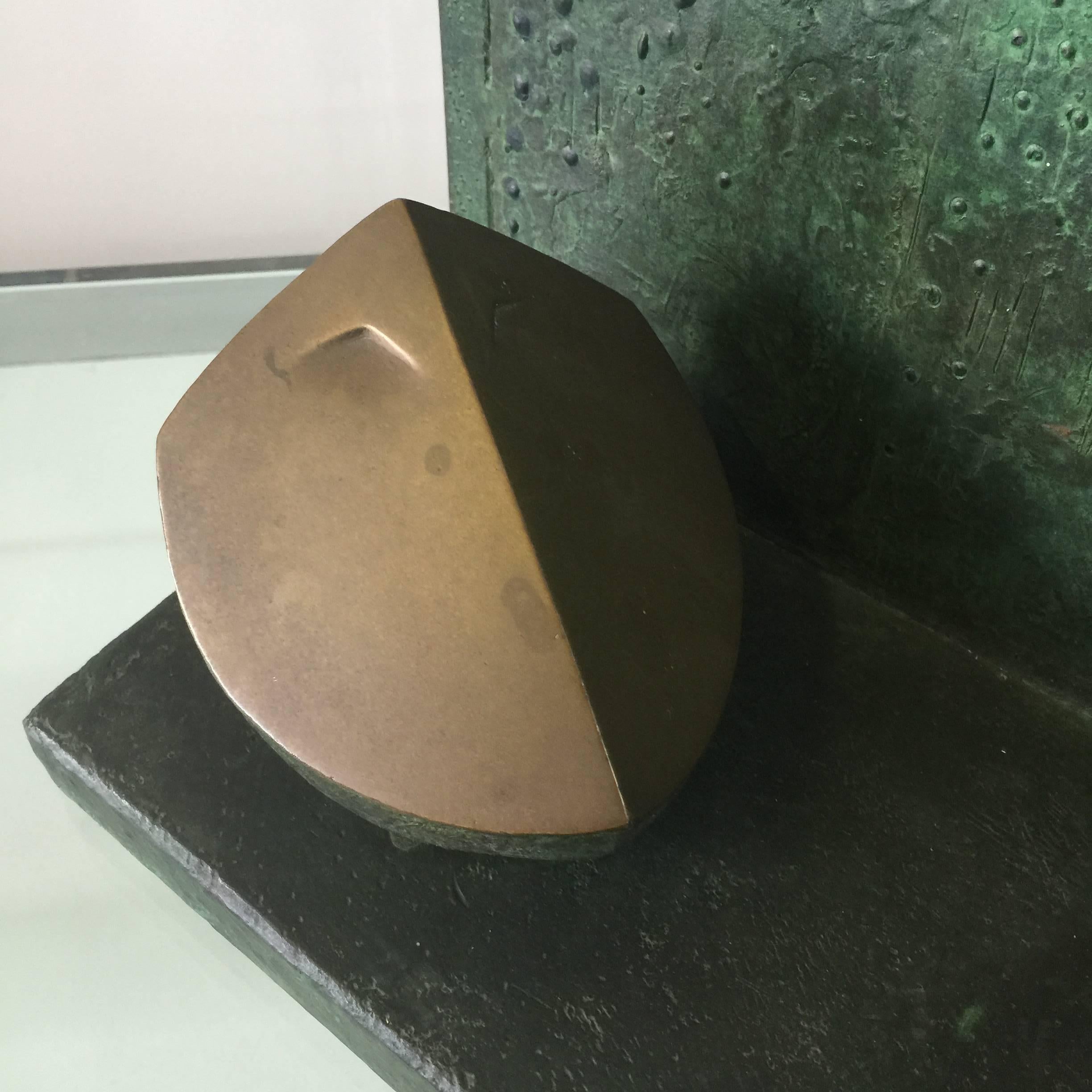 Este asombroso bronce, fundición a la cera perdida de un estudio para el MOMA de San Francisco presentado por la escultora Silvana Maisano en 1984.  Es una escultura fantástica con una pátina maravillosa.  El arquitecto del SF MOMA es Mario Buotta,
