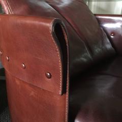 Ein Paar drehbare Longhi-Sessel aus braunem Leder mit Stickereien