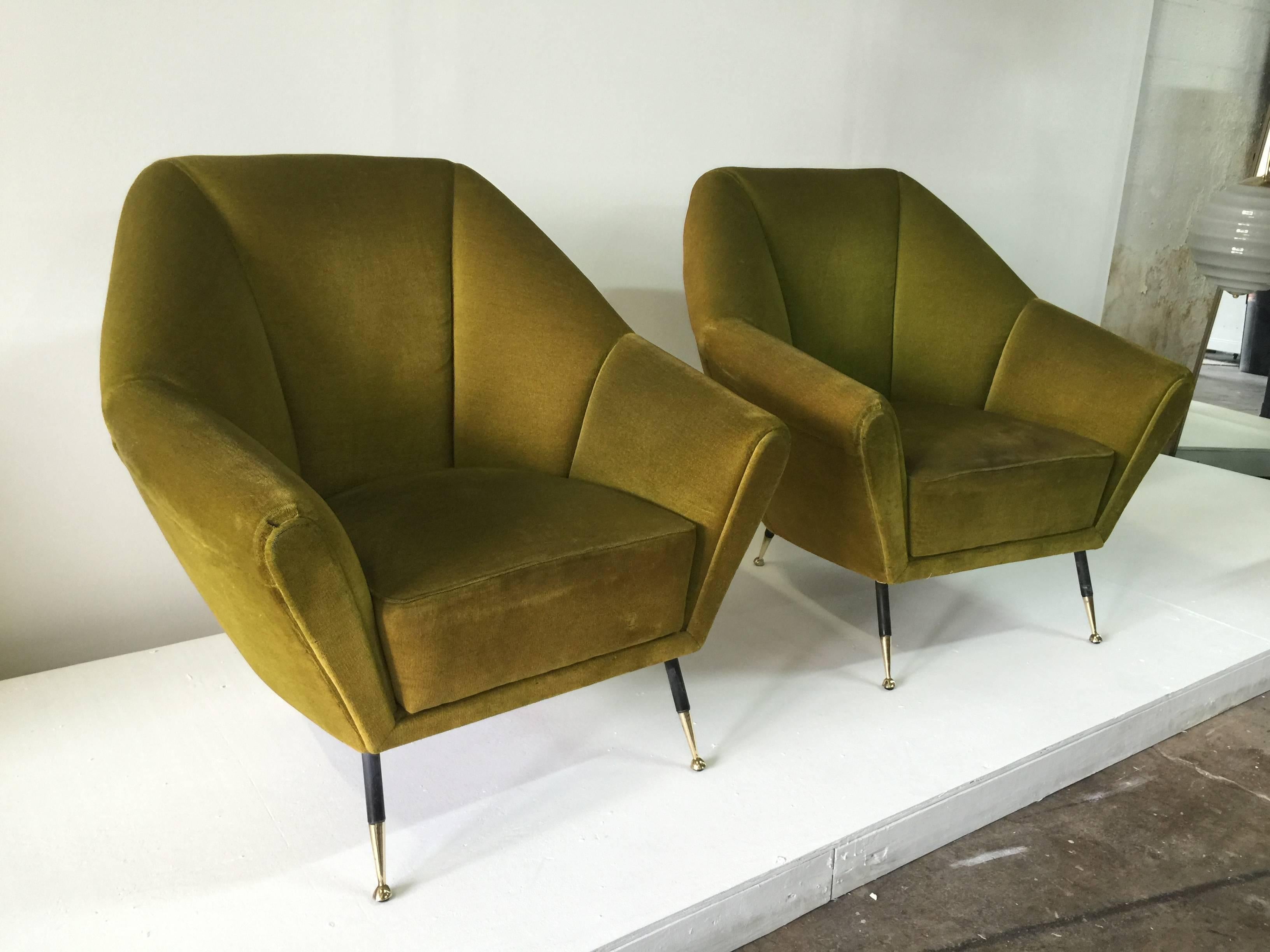 All vintage, original green velvet in very nice "ready to use" condition.

Geometric design and brass tipped legs.