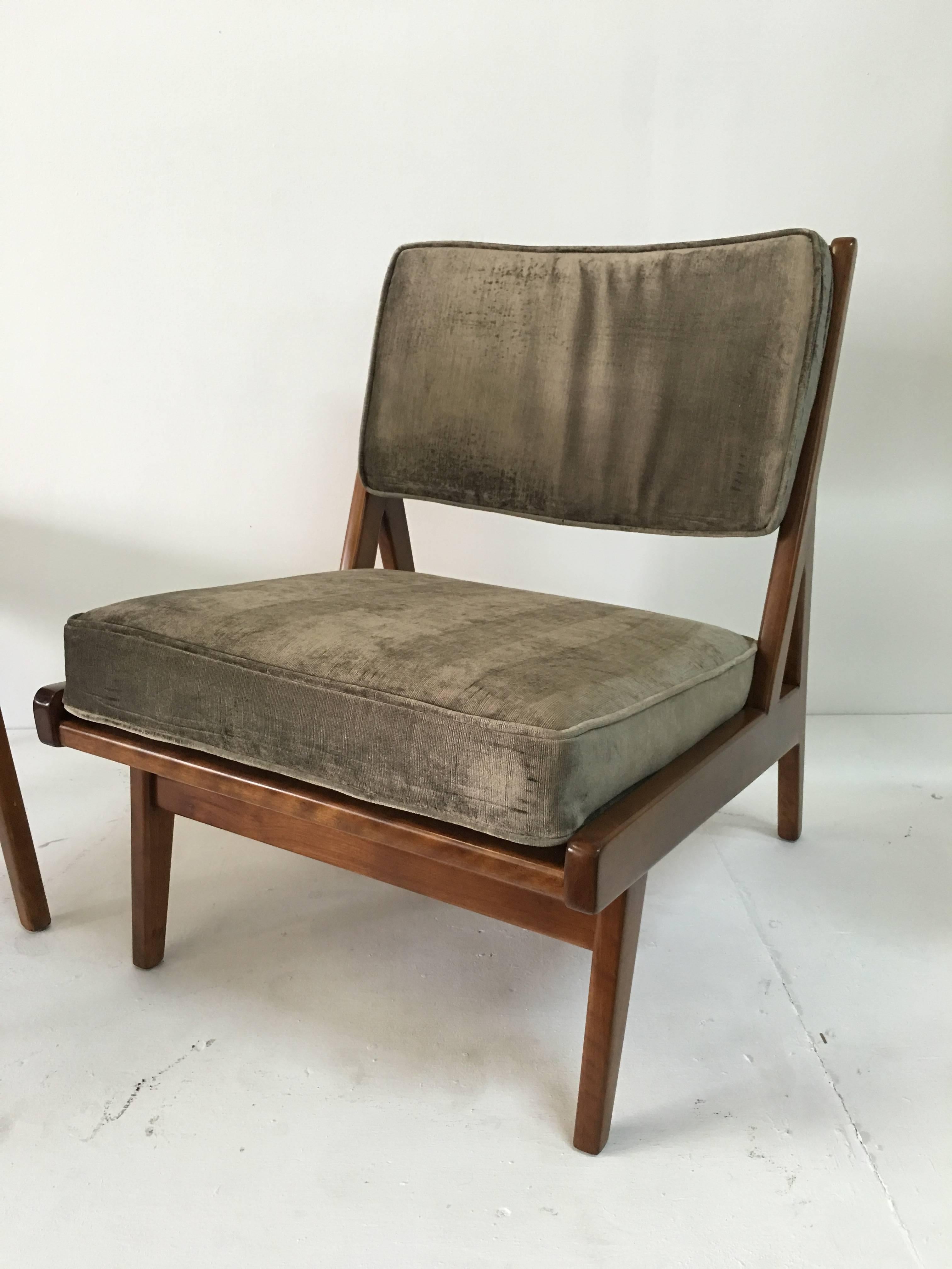 American Vintage Jens Risom Pair of Walnut Lounge Chairs 'Labelled'