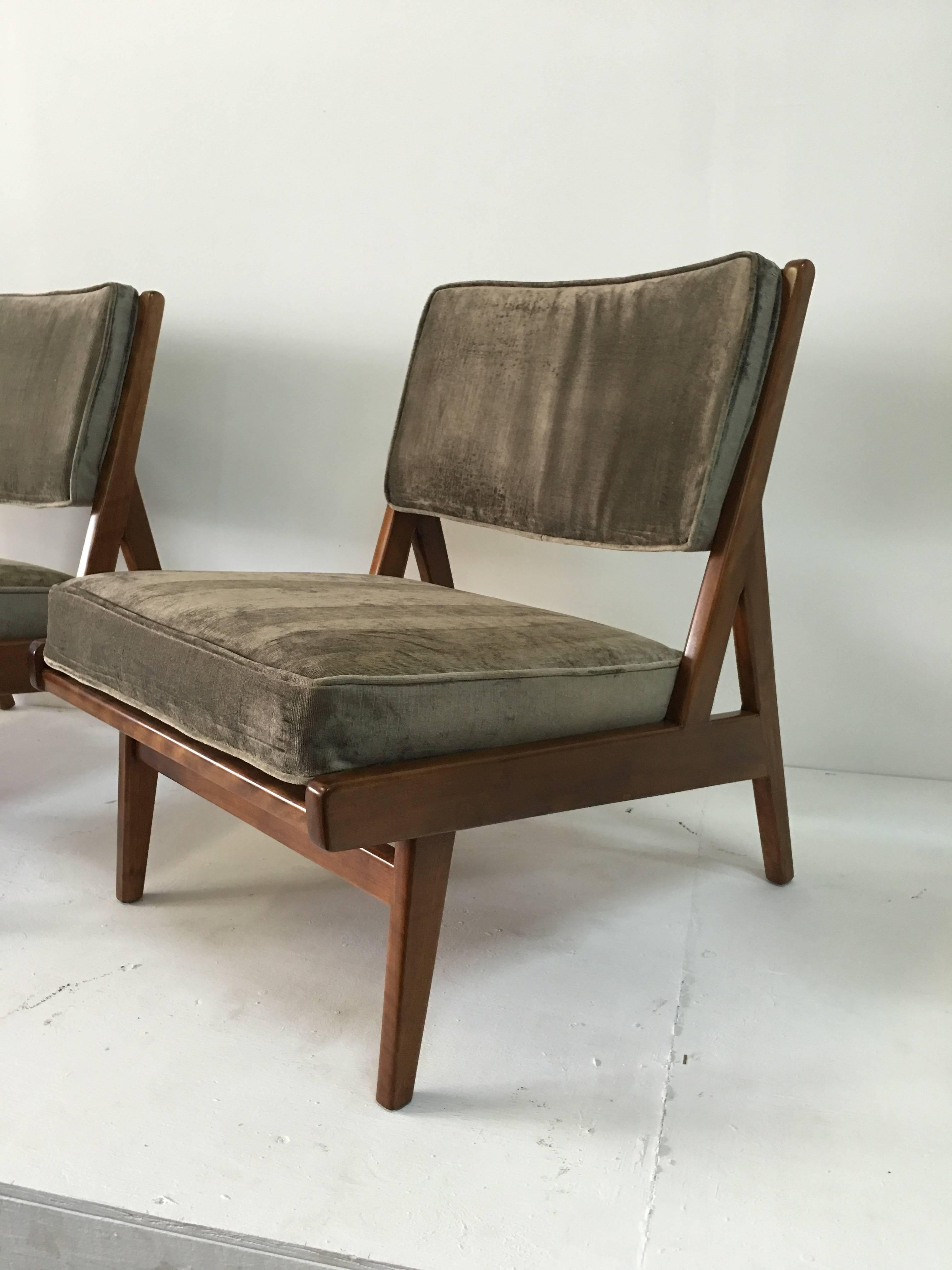 Vintage Jens Risom Pair of Walnut Lounge Chairs 'Labelled' In Excellent Condition In East Hampton, NY