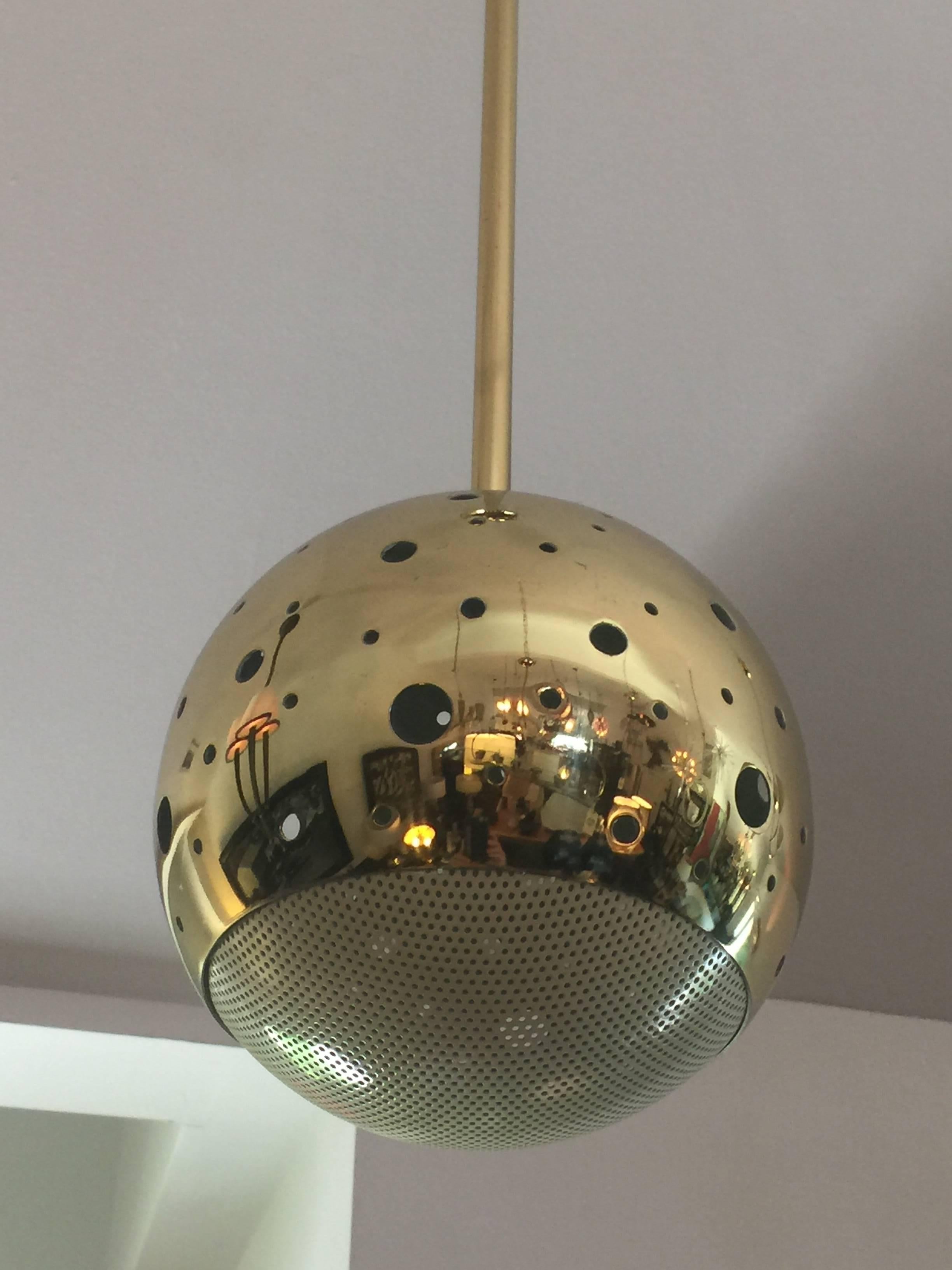 Mid-Century Modern Pendentif Globe Vintage en laiton perforé en vente