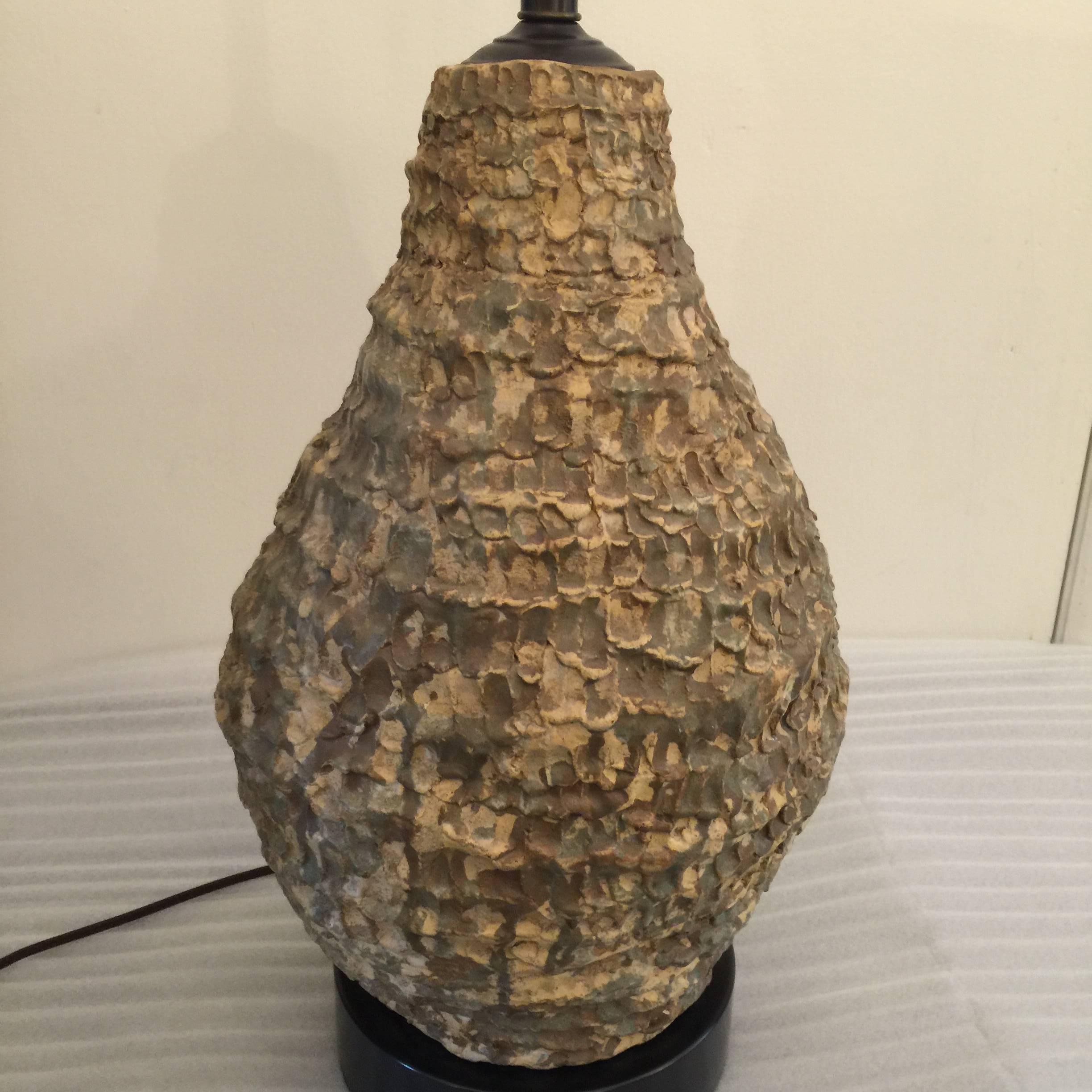Milieu du XXe siècle Lampe de table surdimensionnée en poterie de studio texturée en vente
