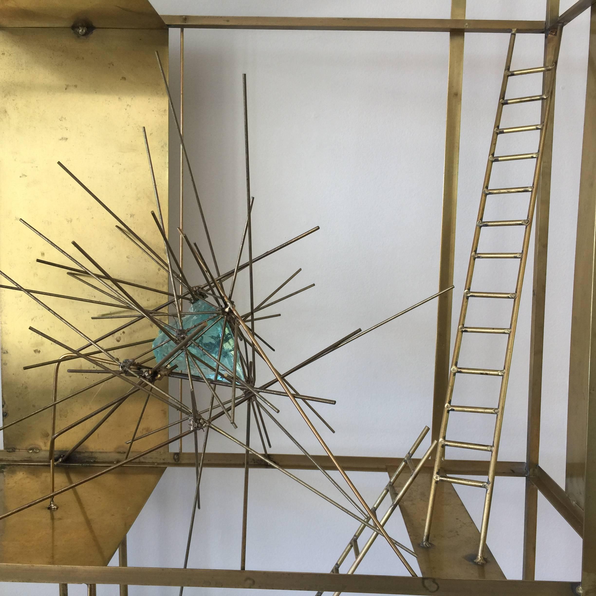 Dieses maßgeschneiderte Original-Kunstwerk von Gustavo Olivieri zeichnet sich durch einen maßgeschneiderten Sockel und kreative Akzente aus. Aquablaue/grüne Steinglaselemente und zierliche Messingleitern.

Abmessungen nur der Skulptur: 48 Zoll