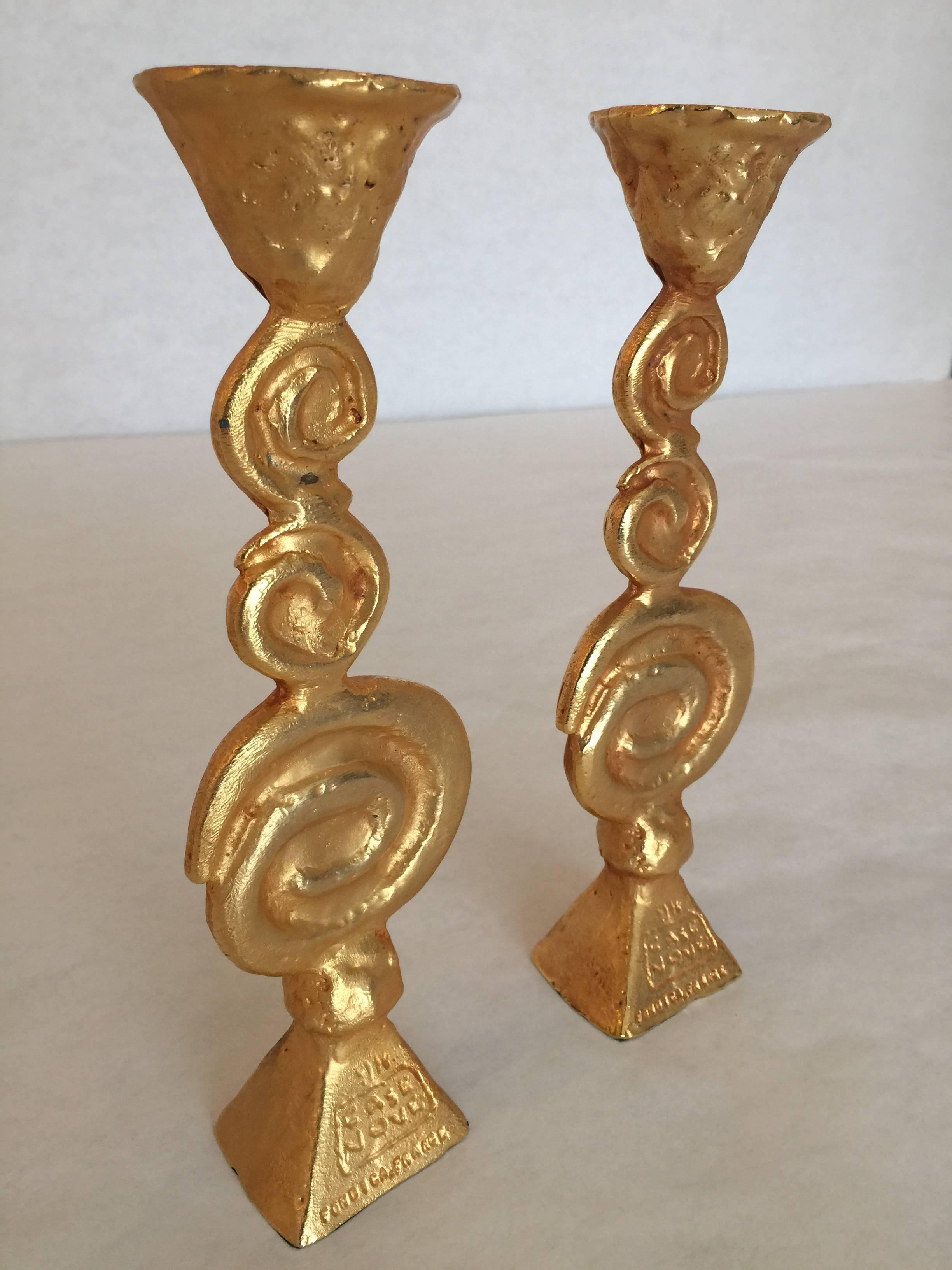 Extrêmement lourds en bronze doré, ces chandeliers français sont de grande collection. Ils sont assez rares et signés.
