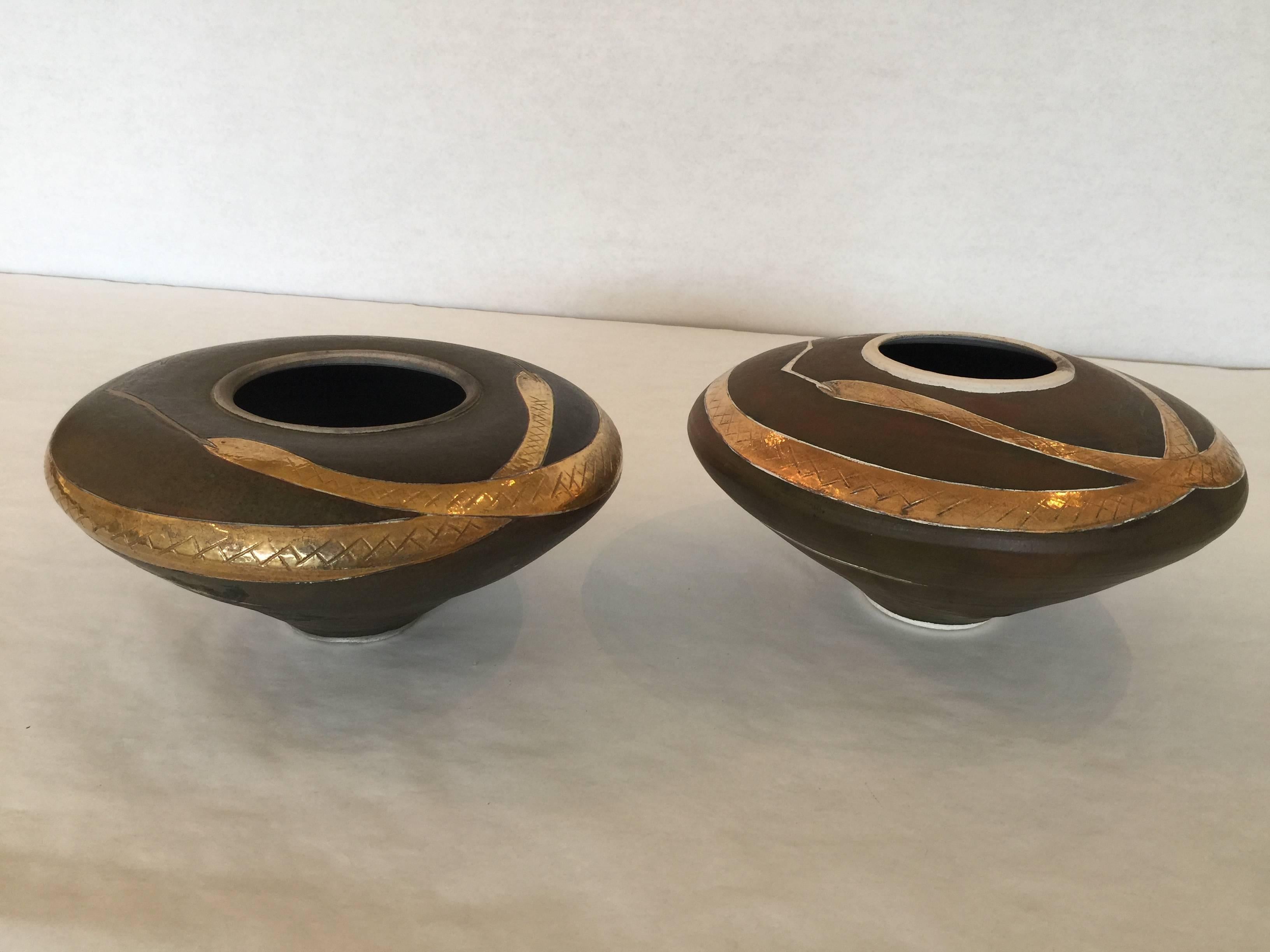 Céramique Vase bas en céramique sur le thème du serpent en vente