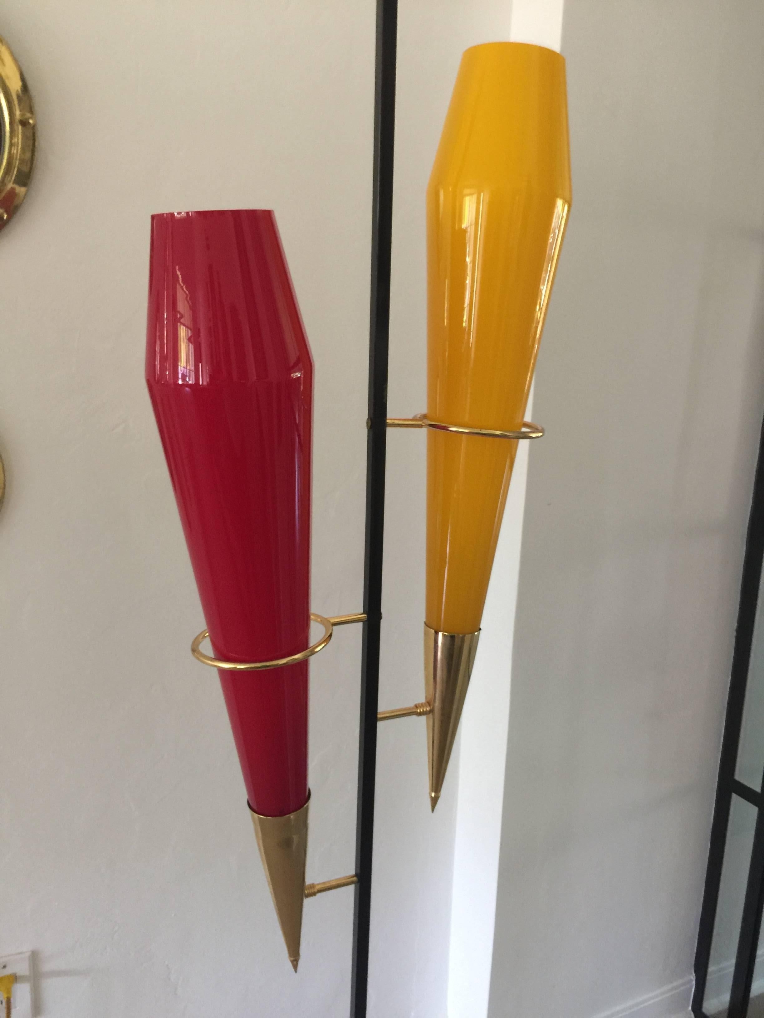 Very Italian floor lamp by Stilnovo with vibrant yellow and red over-sized conical difusers made by Vistosi Murano glass makers (brass rings, brass cones and marble base).