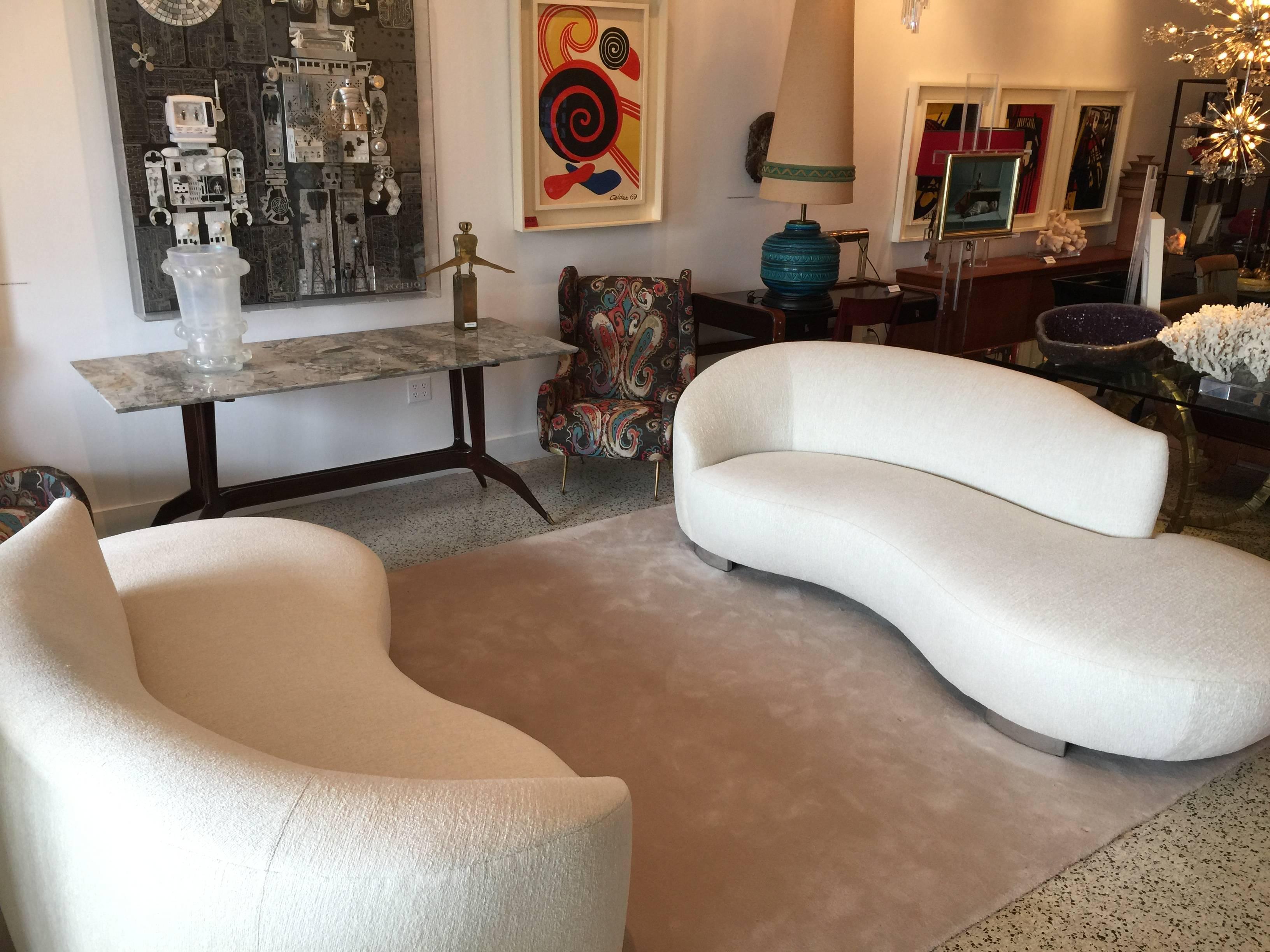 Perfectly matched pair of newly upholstered cloud sofas designed by American icon Vladimir Kagan for Preview furniture in the 1980s with chrome base feet.

These are two VINTAGE SOFAS that have been fully restored in this luxurious low-pile shag