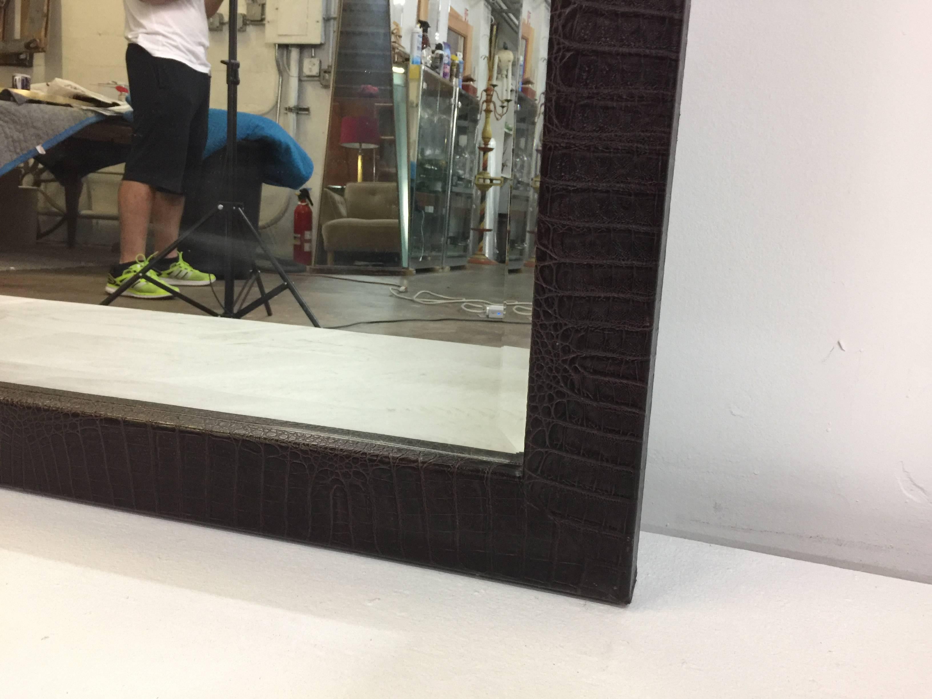 Ce joli miroir encadré en cuir gaufré, finition espresso, présente un miroir biseauté et est assez grand. Très simple et masculin. Peut être suspendu à la verticale ou à l'horizontale. Deux miroirs sont disponibles, vendus et tarifés