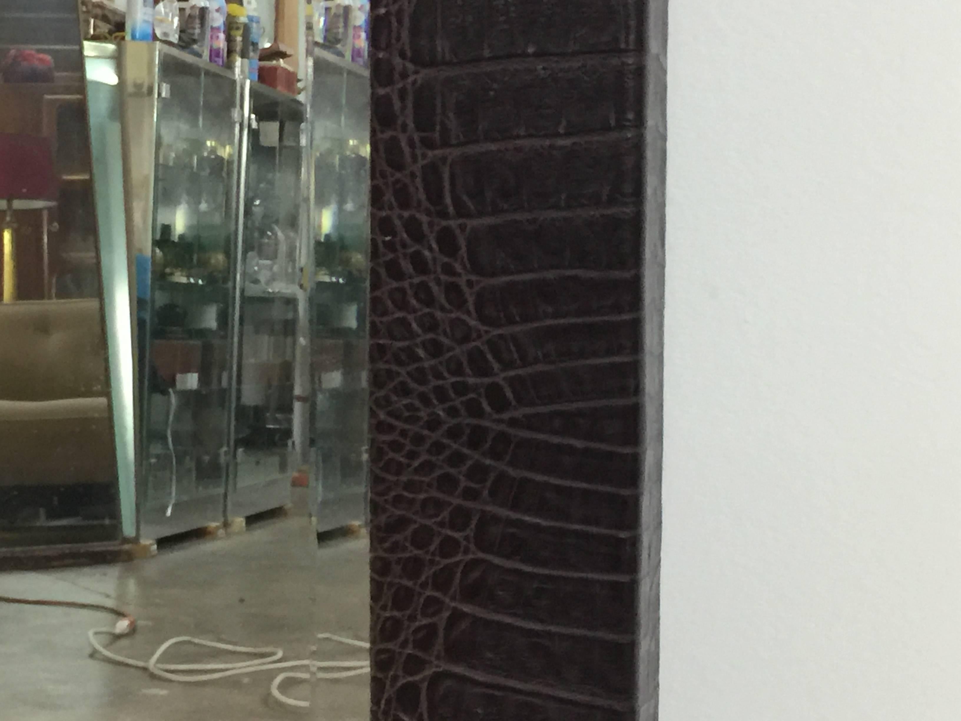 Américain Miroir vintage en cuir gaufré au crocodile en vente