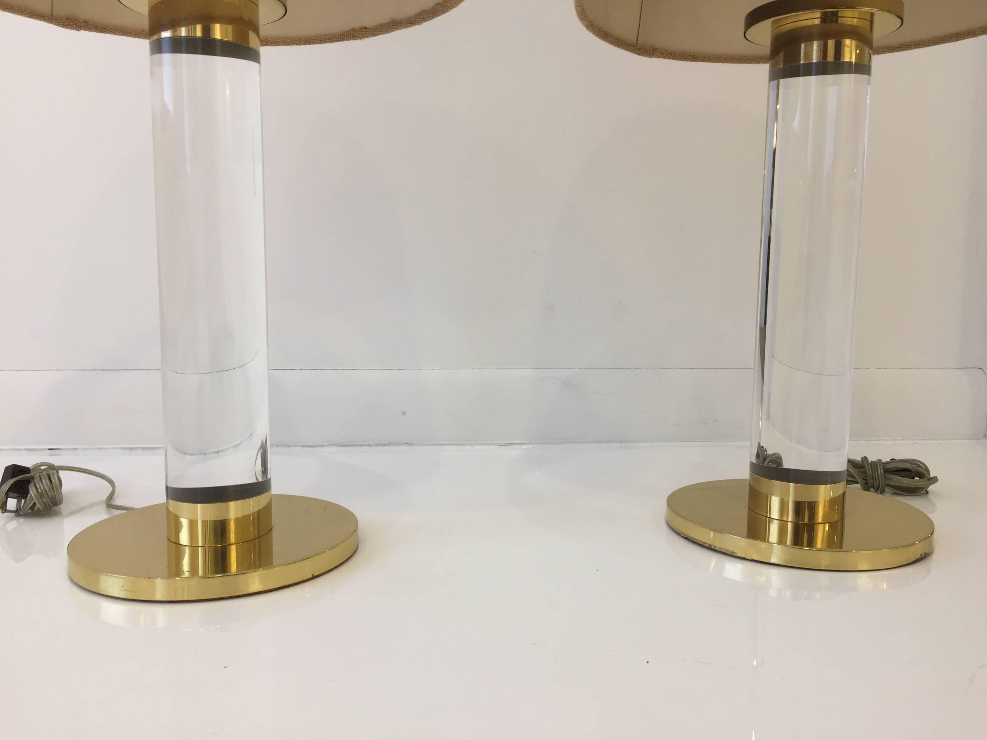Mid-Century Modern Pair of Lucite and Brass Cylindrical Table Lamps