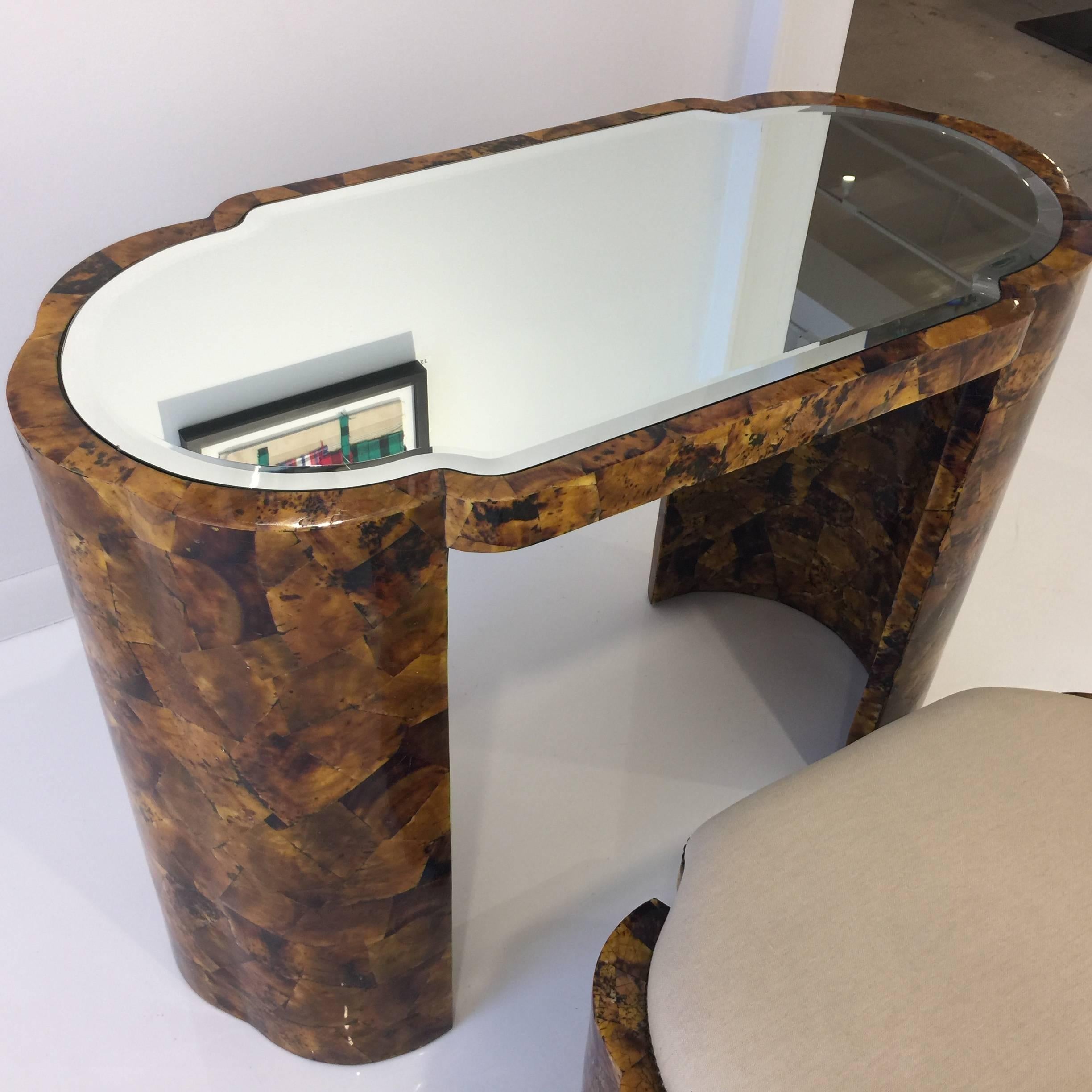 Maitland-Smith Schminktisch und Hocker aus Furnier im Schildpatt-Stil (Horn) im Angebot