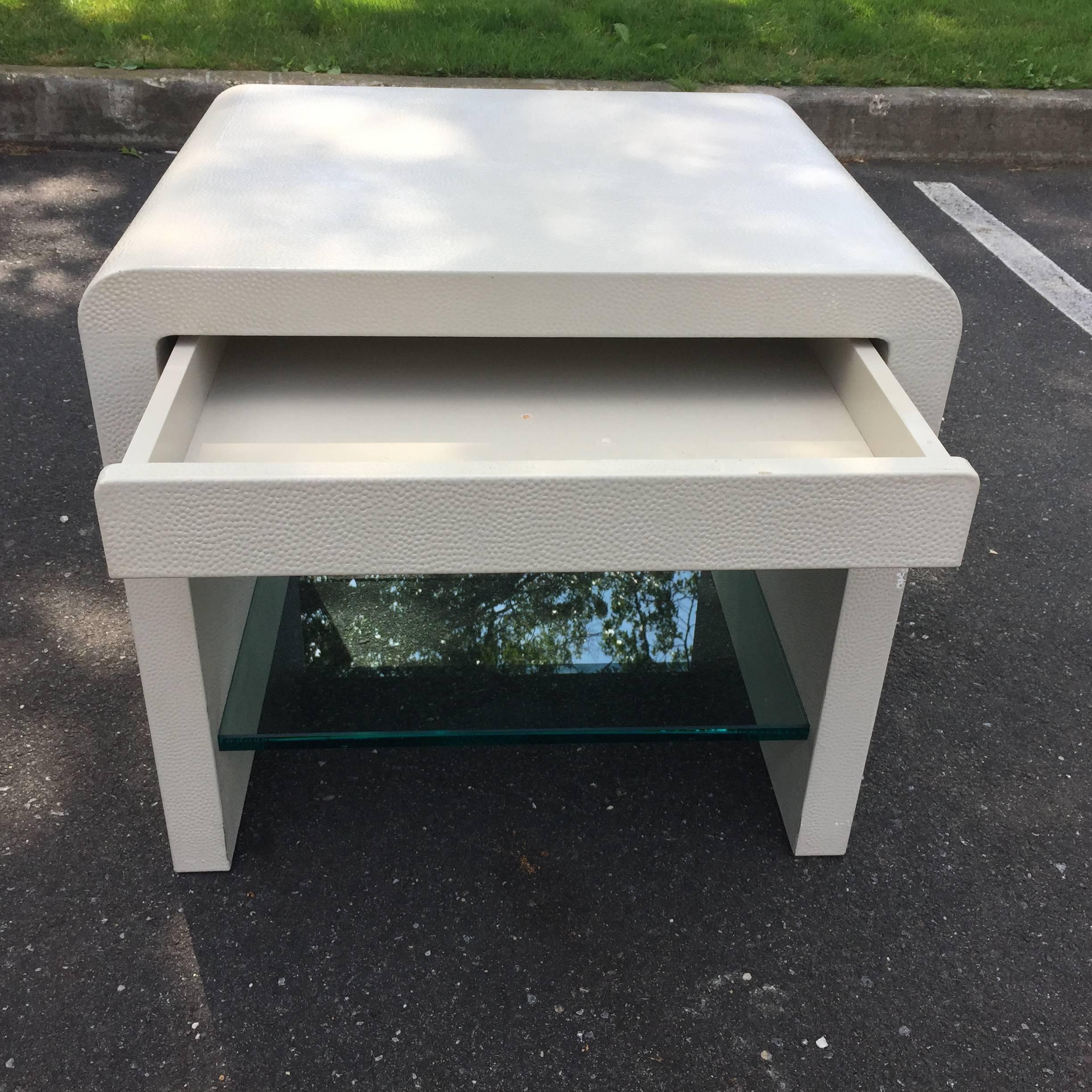 Mesilla de noche - Mesa auxiliar de cuero repujado de avestruz firmada por Karl Springer en Bueno estado para la venta en North Miami, FL