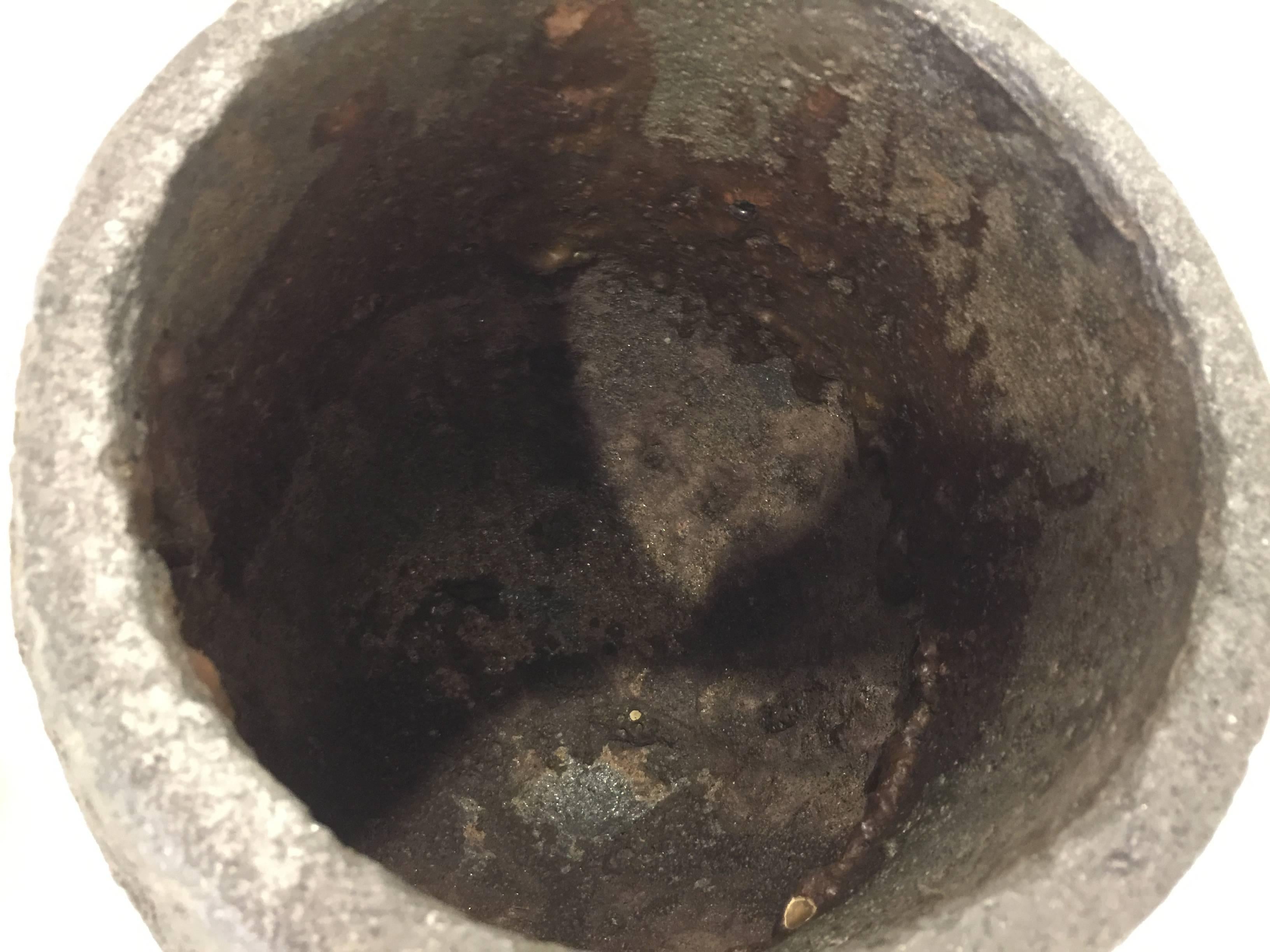 Americano Coppia di crogioli in pietra vulcanica con finitura strutturata in vendita