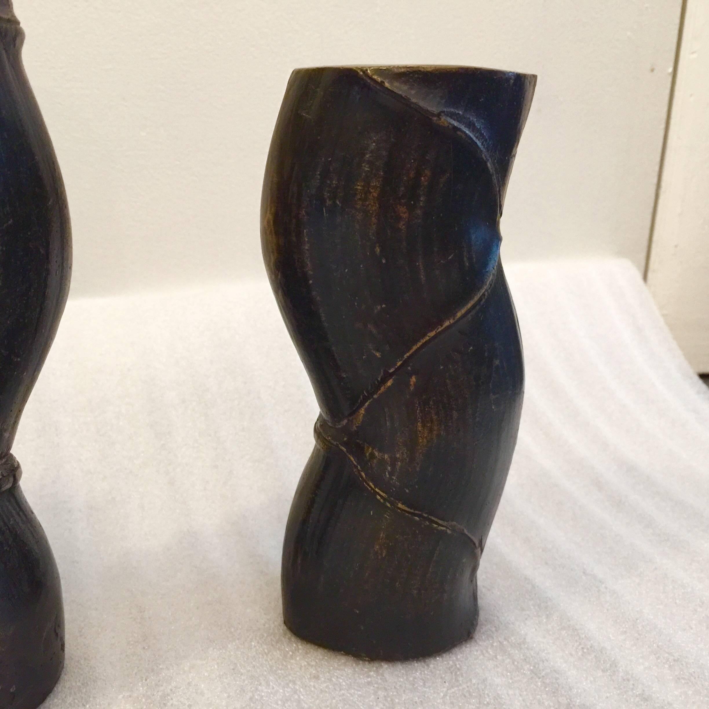 Trio de vases à bourgeons japonais anciens en bronze lourd Excellent état - En vente à East Hampton, NY