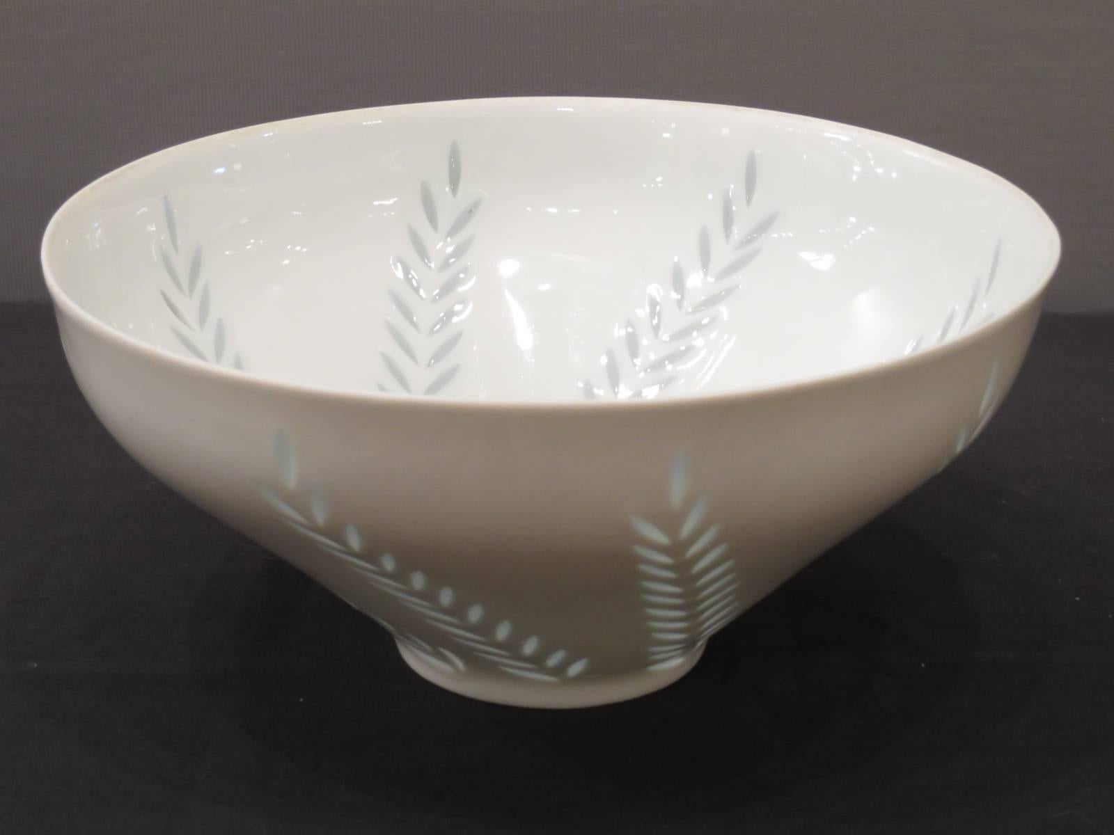 Porcelain bowl in the rice pattern designed by Friedl Holzer-Kjellberg for Arabia, Finland.