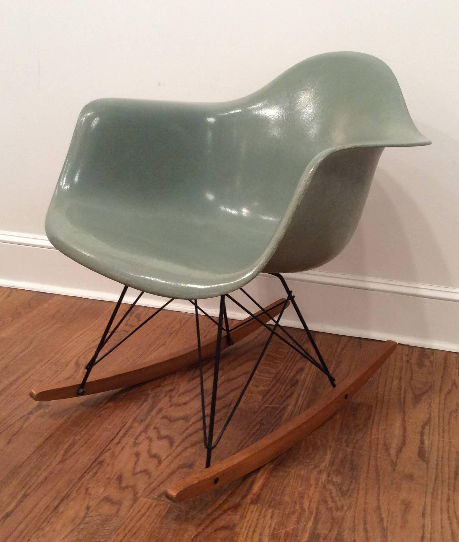 1950s sea foam green color, Charles and Ray Eames for Herman Miller RAR rocking chair. No fading or
cracks. Eiffel tower base, original blonde wood rockers. Bears original labels as shown. Great patina throughout.