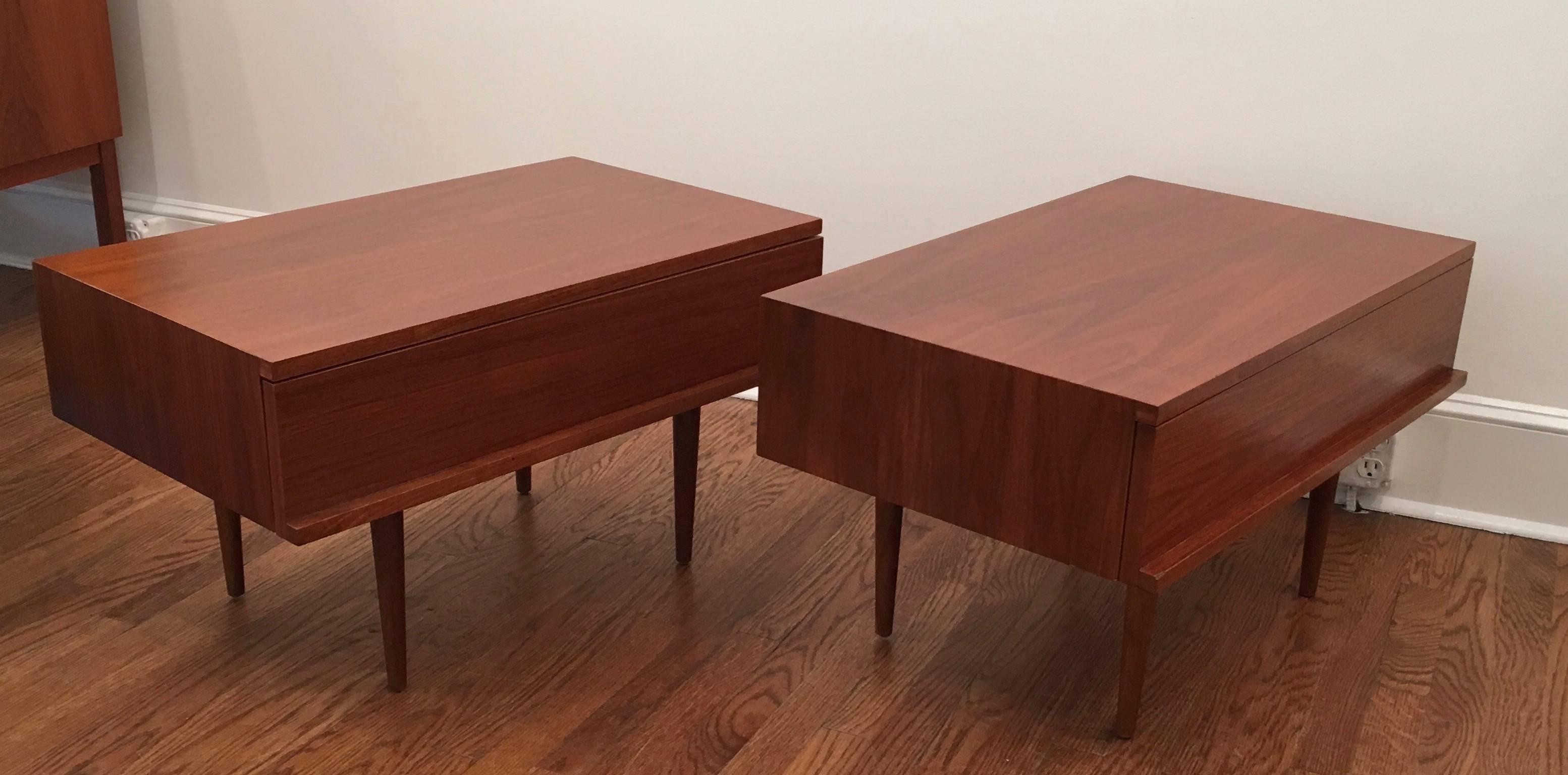 Rare Pair of Walnut 1960s End/Night Tables Designed by Mel Smilow In Good Condition For Sale In Tarrytown, NY