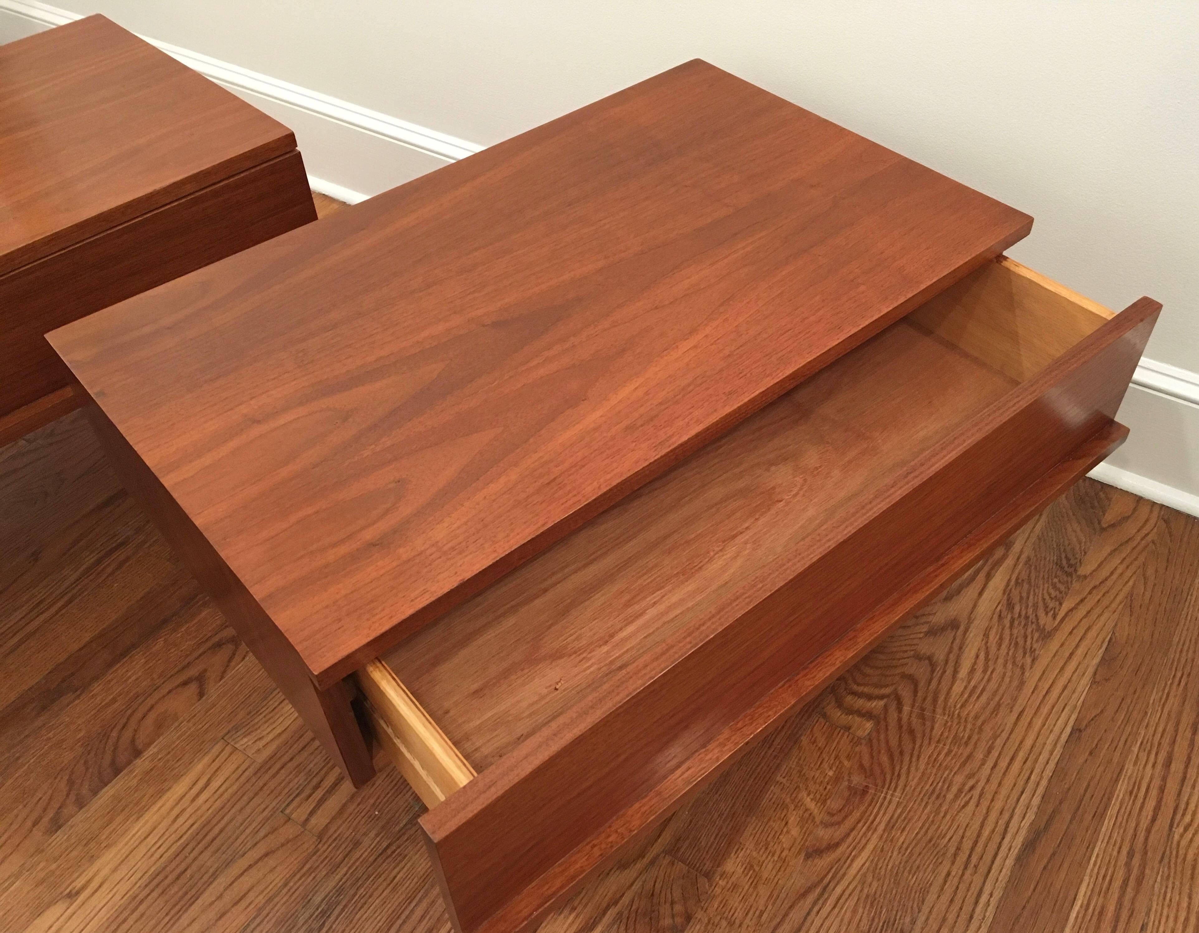 Mid-20th Century Rare Pair of Walnut 1960s End/Night Tables Designed by Mel Smilow For Sale