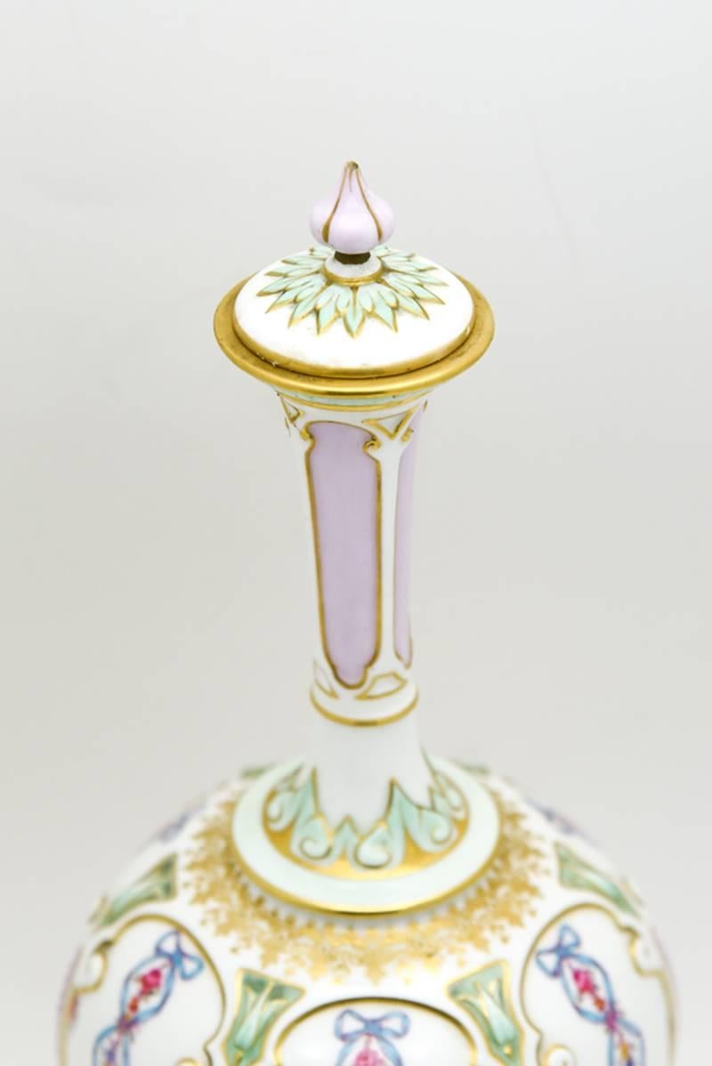 Anglais Vase Royal Worcester de style Art Nouveau en émail polychrome doré avec couvercle assorti en vente